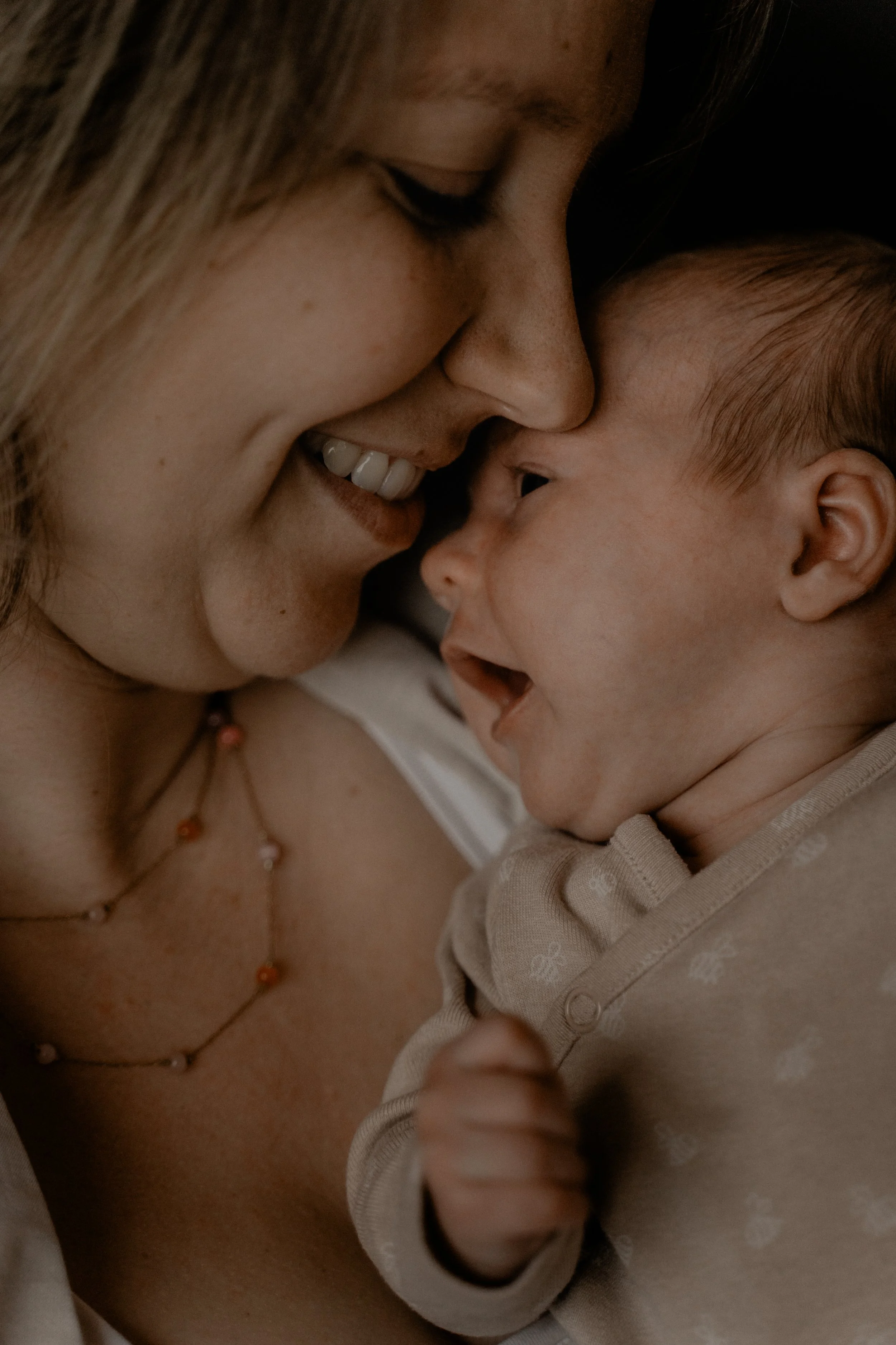 Moeder en baby, gezichten dicht bij elkaar, intieme Newborn foto. Motherhood, moeder en baby knuffelen. Newborn fotoshoot Assen Drenthe, Noord-Nederland.