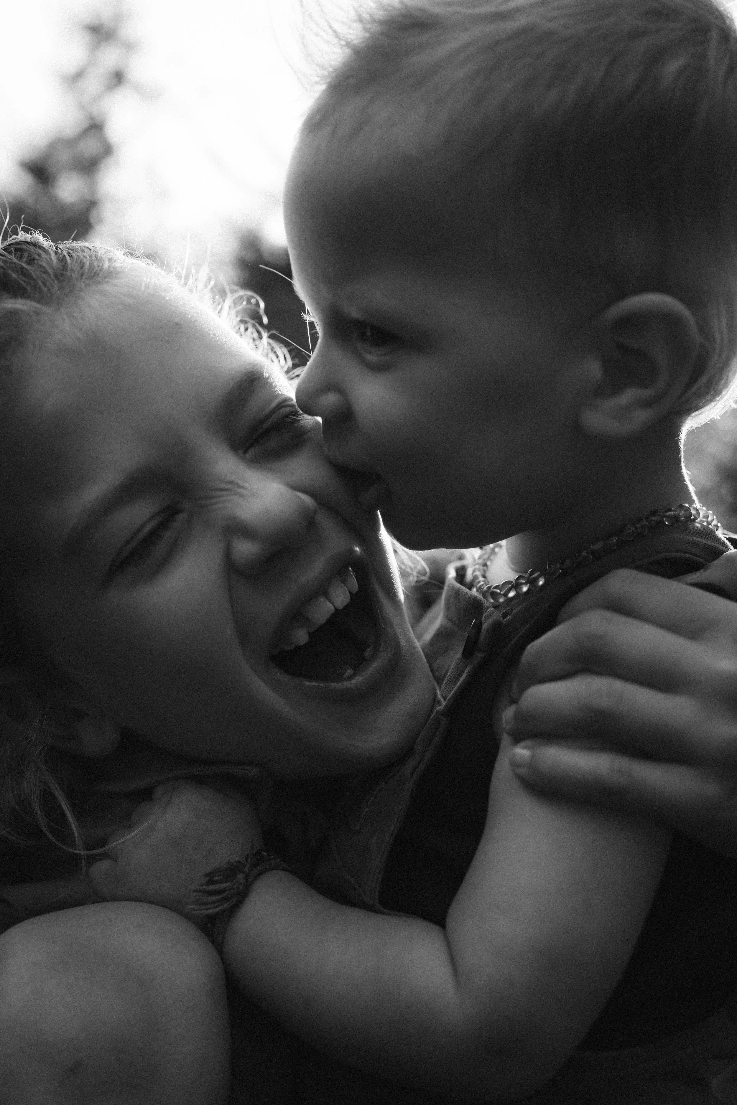 Lief moment tussen broertjes, kusje op wang, Footprint Stories Fotoshoot.