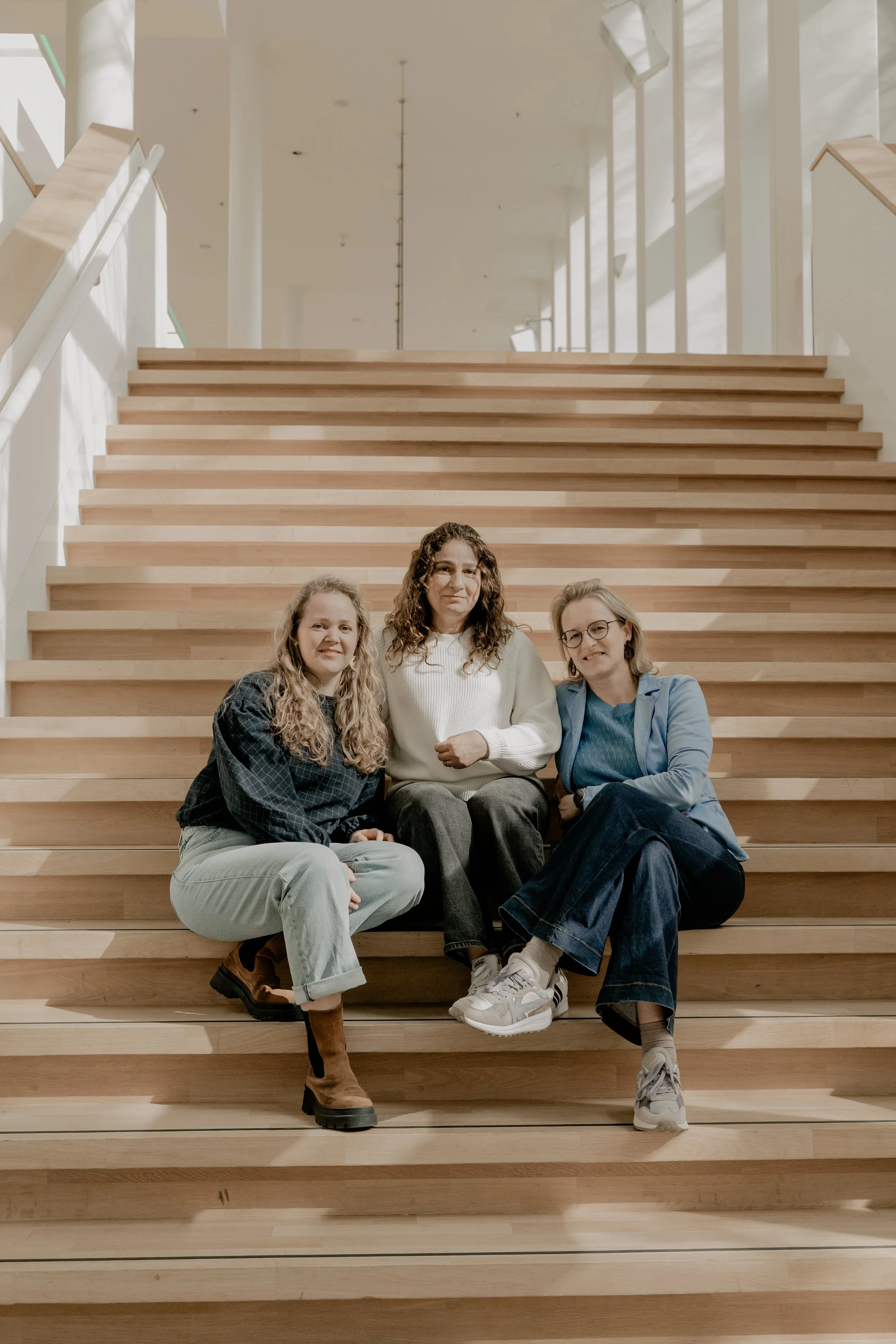 Teamfoto vrijwilligers Vluchtvoorwaarts, bedrijfsfotografie, branding fotografie Assen Drenthe.