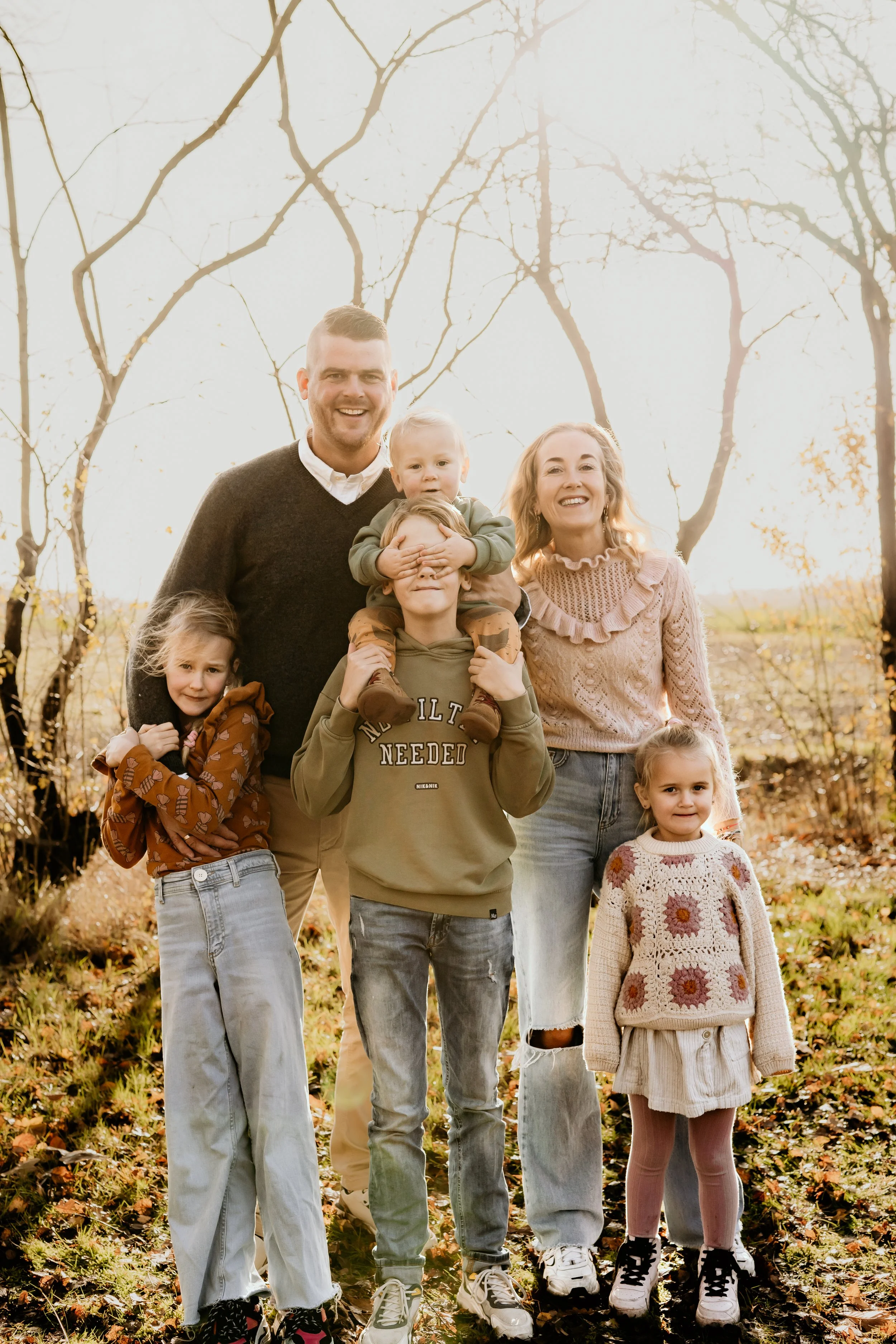 Gezin samen in de natuur, hof van Saksen, Drenthe.