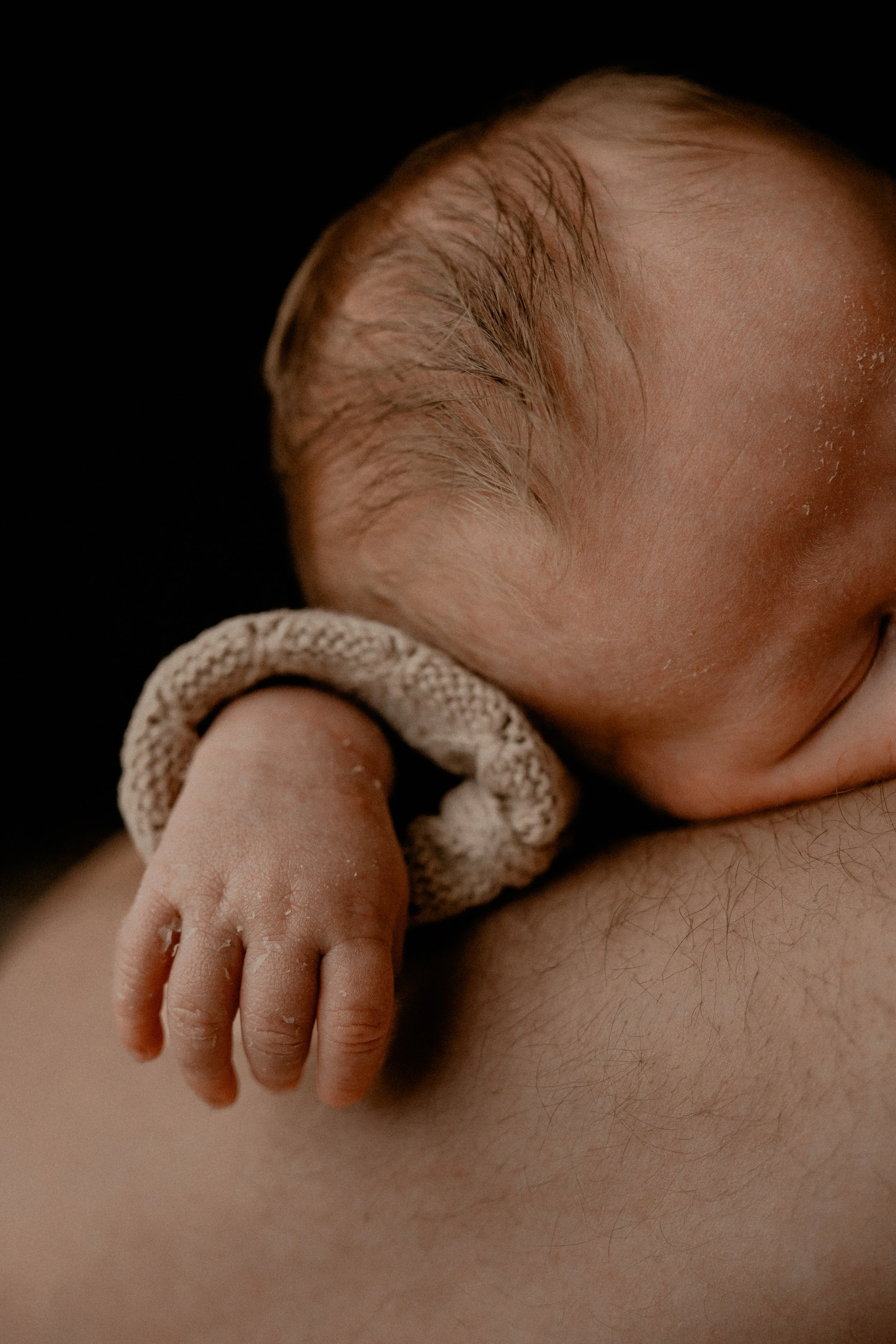 Detail foto pasgeboren newborn baby handje, lifestyle newborn fotografie, documentaire newborn fotograaf Assen.