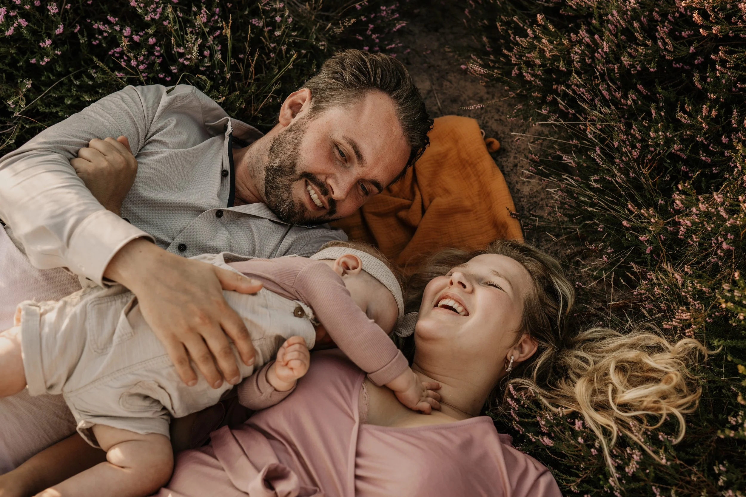 Gezinsmoment tussen de heide in Drenthe.