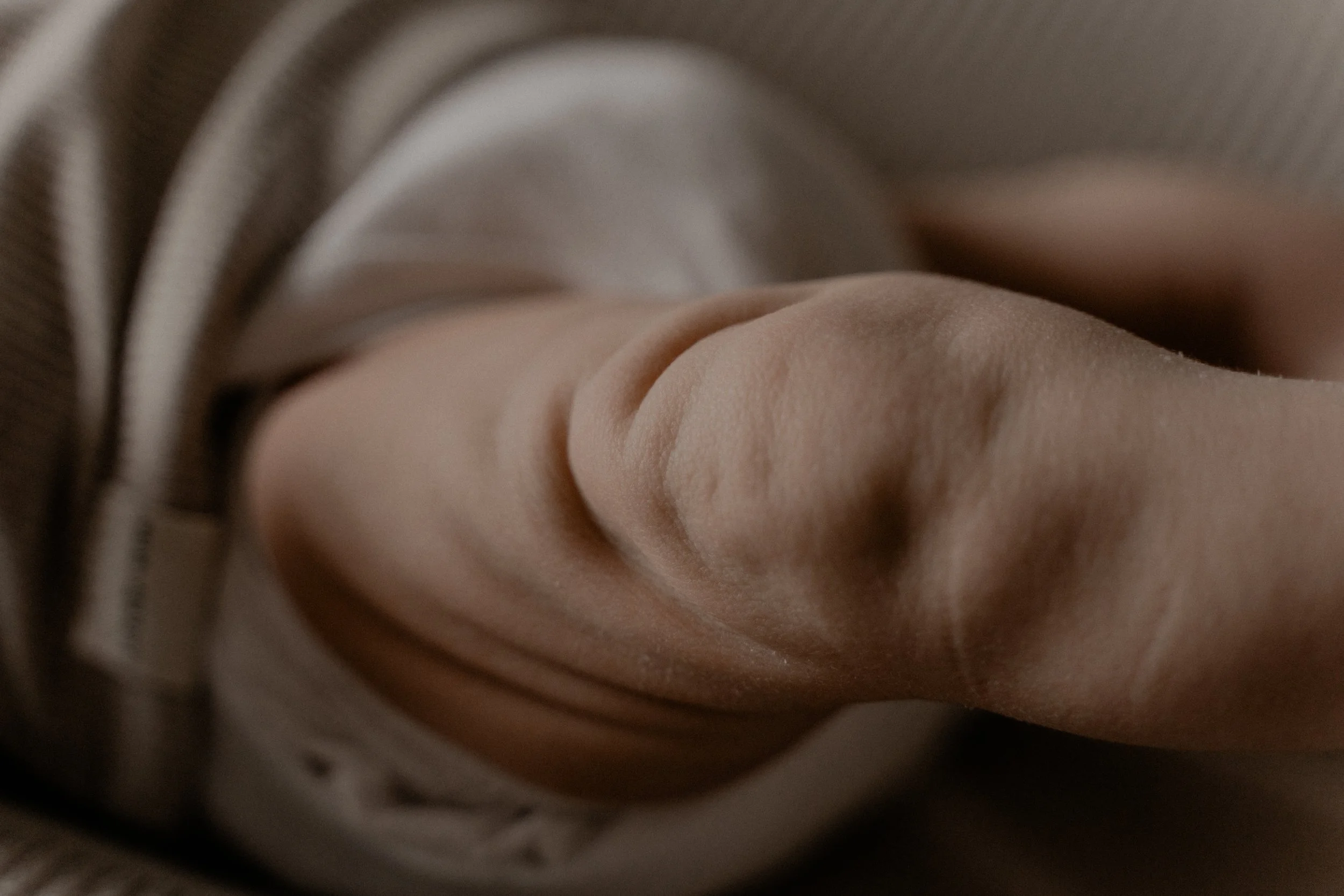 Detail foto baby huid, baby rimpels been, newborn fotoshoot. Assen Drenthe 