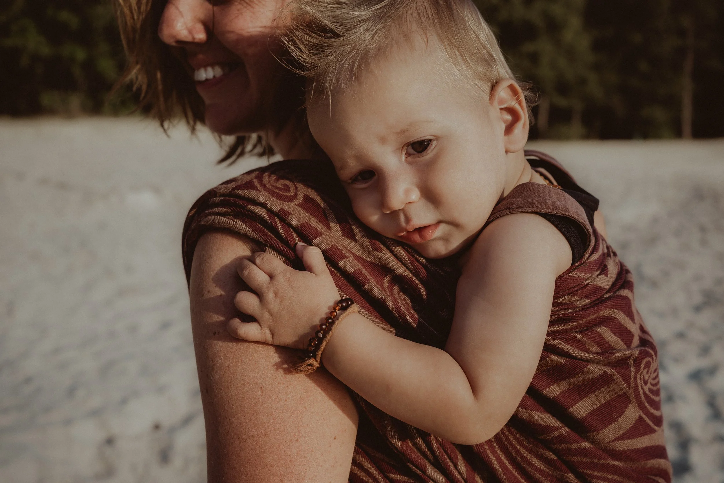 Kindje in draagzak bij mama, Loomeer Drenthe, zomer.