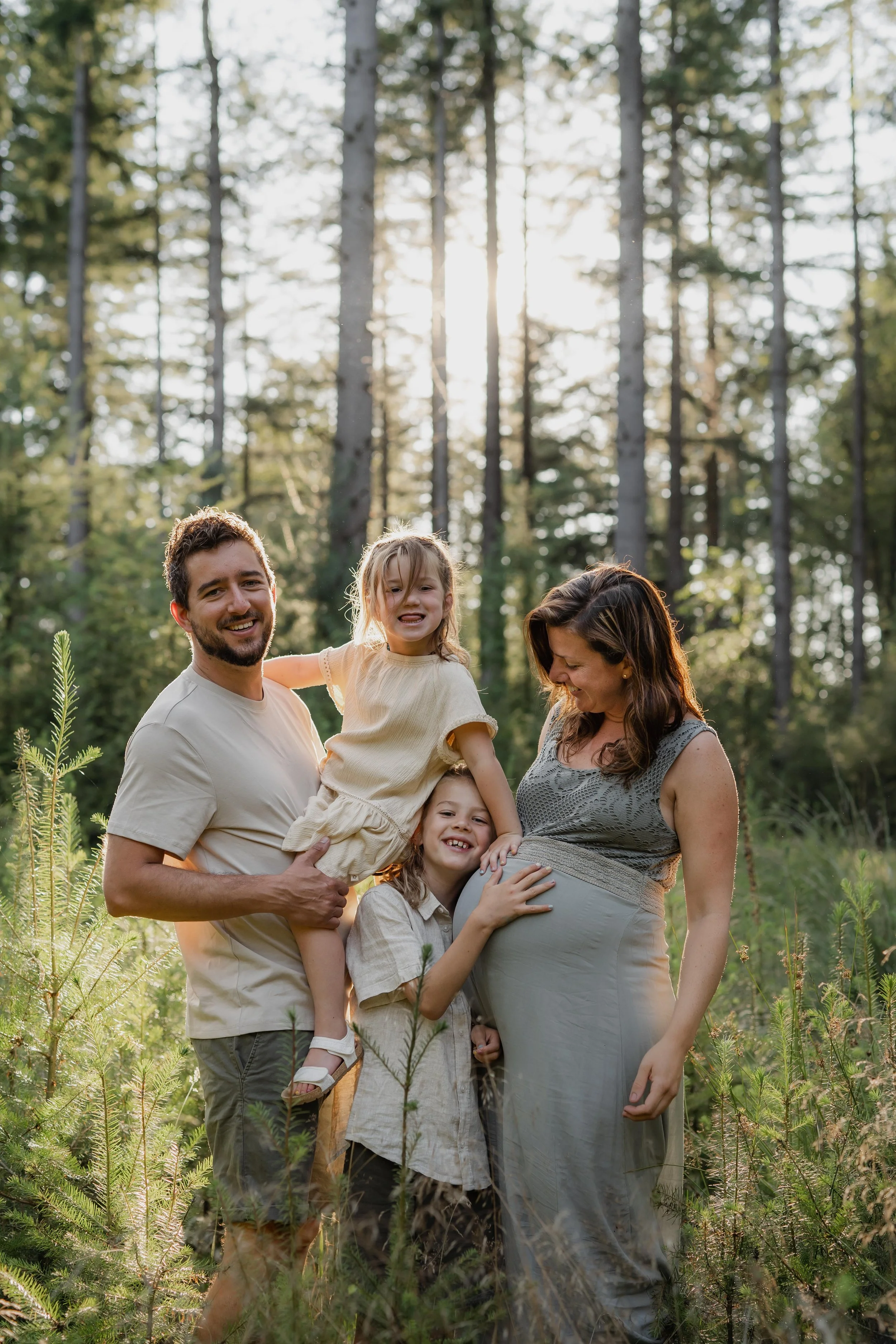 Gezin spontaan in bosrijke setting tijdens gezinsfotoshoot.