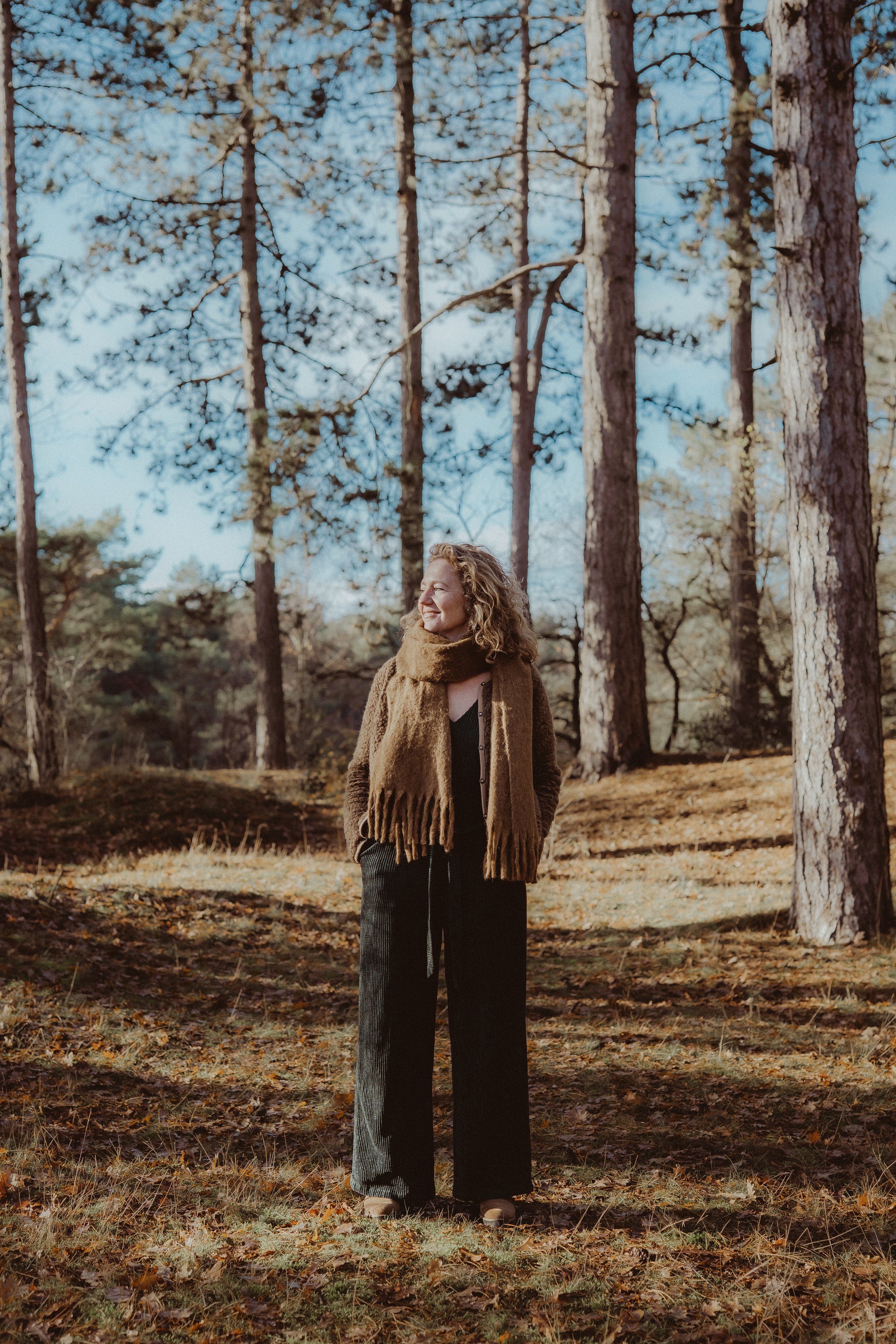 Krachtige vrouw midden in het bos, personal branding fotoshoot Assen Drenthe.