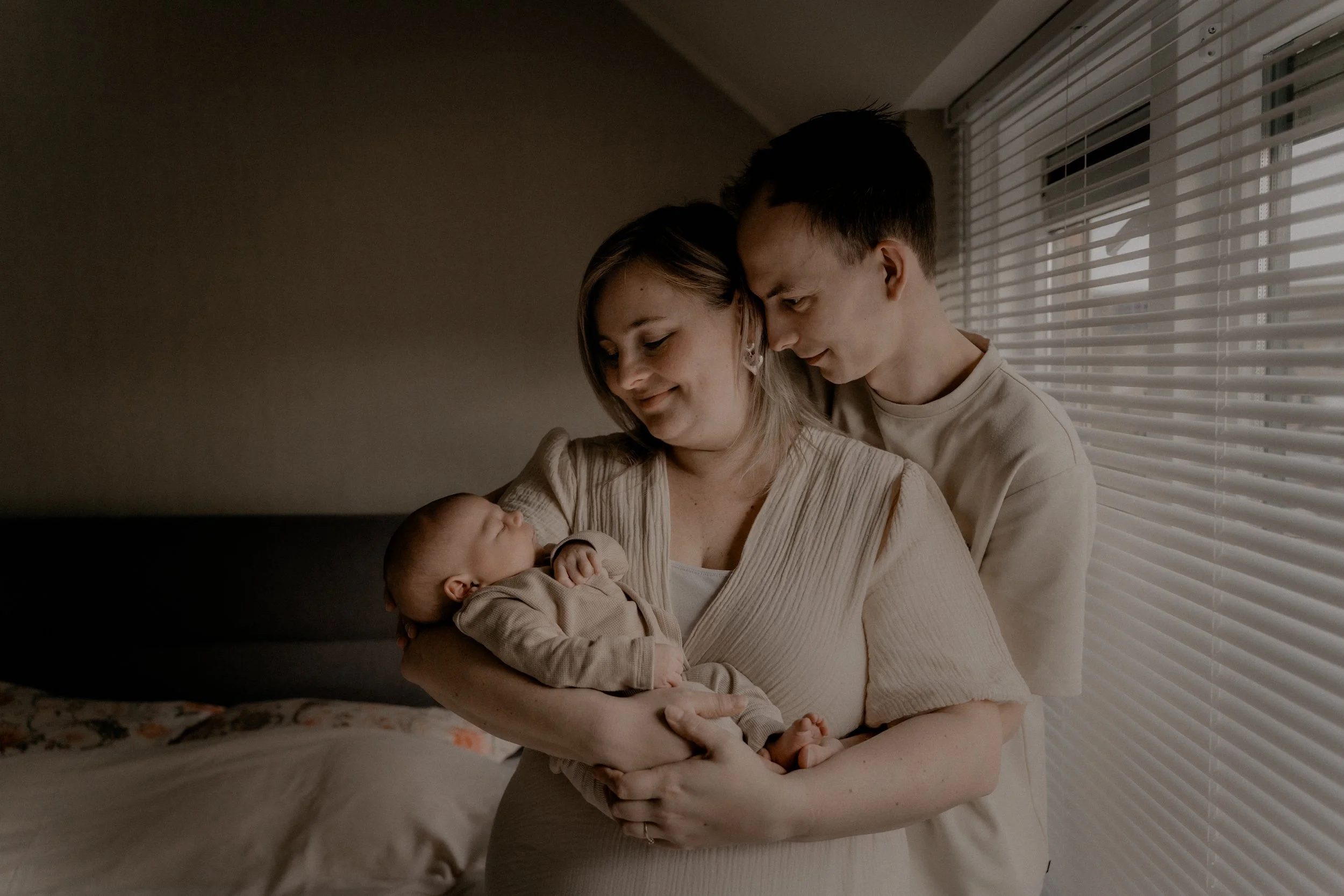 Newborn fotografie thuis, kraamreportage, Newborn fotoshoot, Assen Drenthe. Footprint Stories Fotografie.