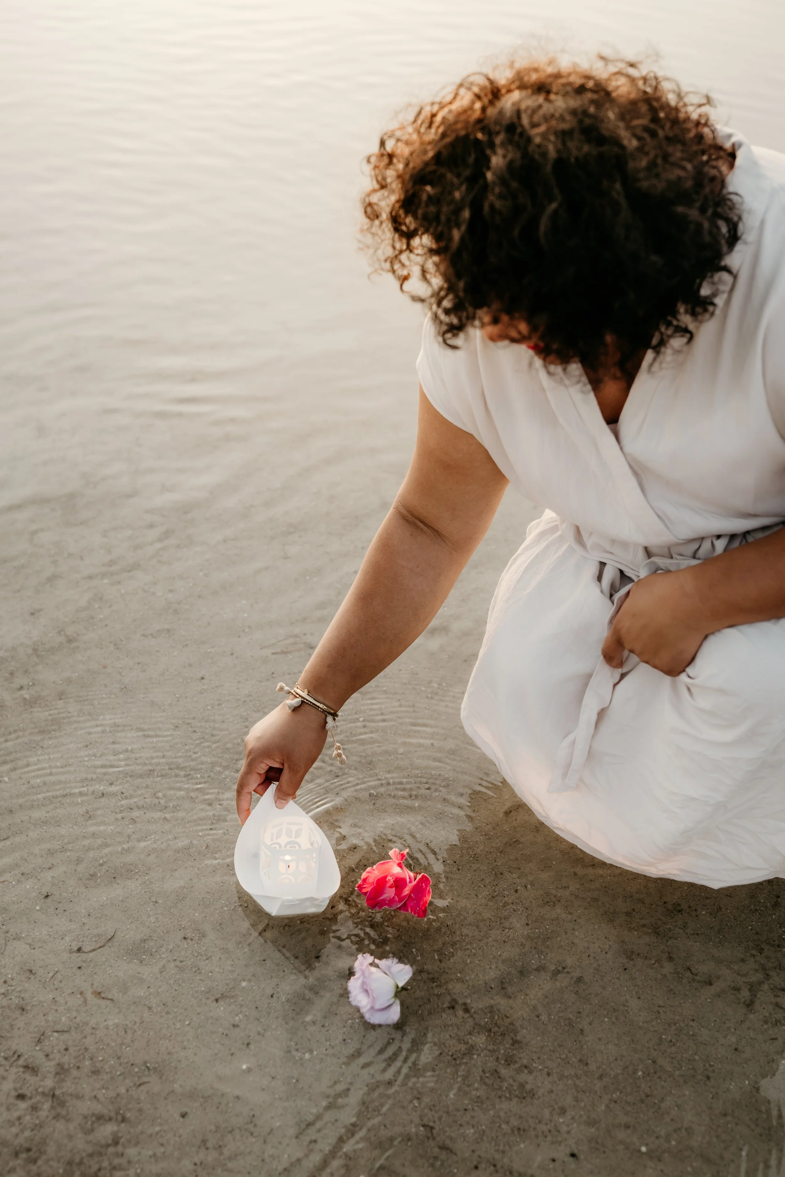 Personal branding fotoshoot Drenthe, vrouw laat herinneringen los op het water.