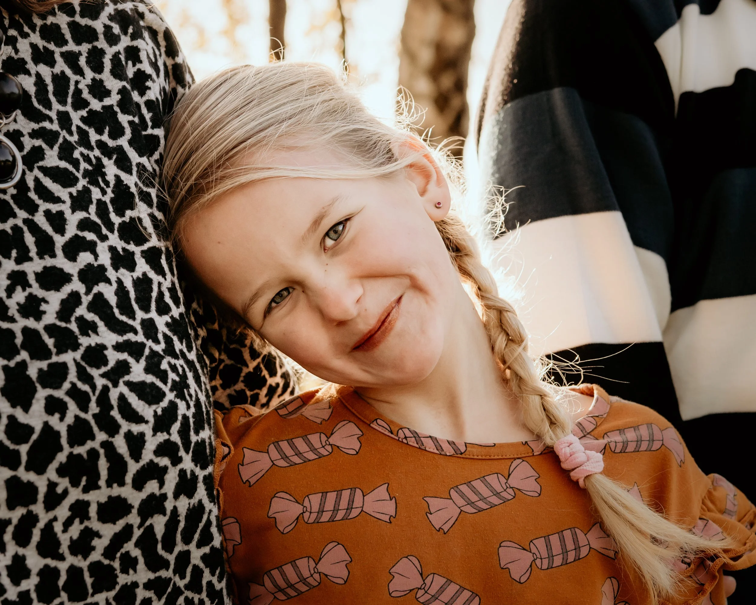 Meisje met lachend gezicht familiefotoshoot.