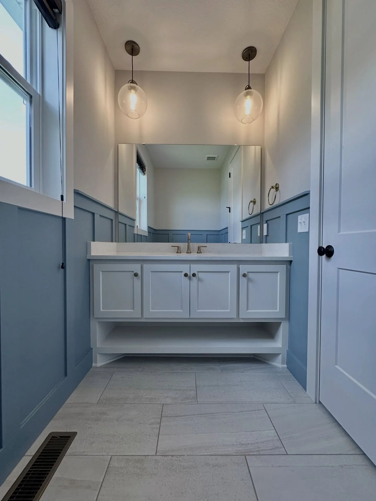 Powder rooms are often overlooked by the majority of homeowners, but it is THE bathroom that all your guests use whenever you entertain! So, what does your powder bath say about you? Does it reflect your style? Is it cohesive with the rest of your ho