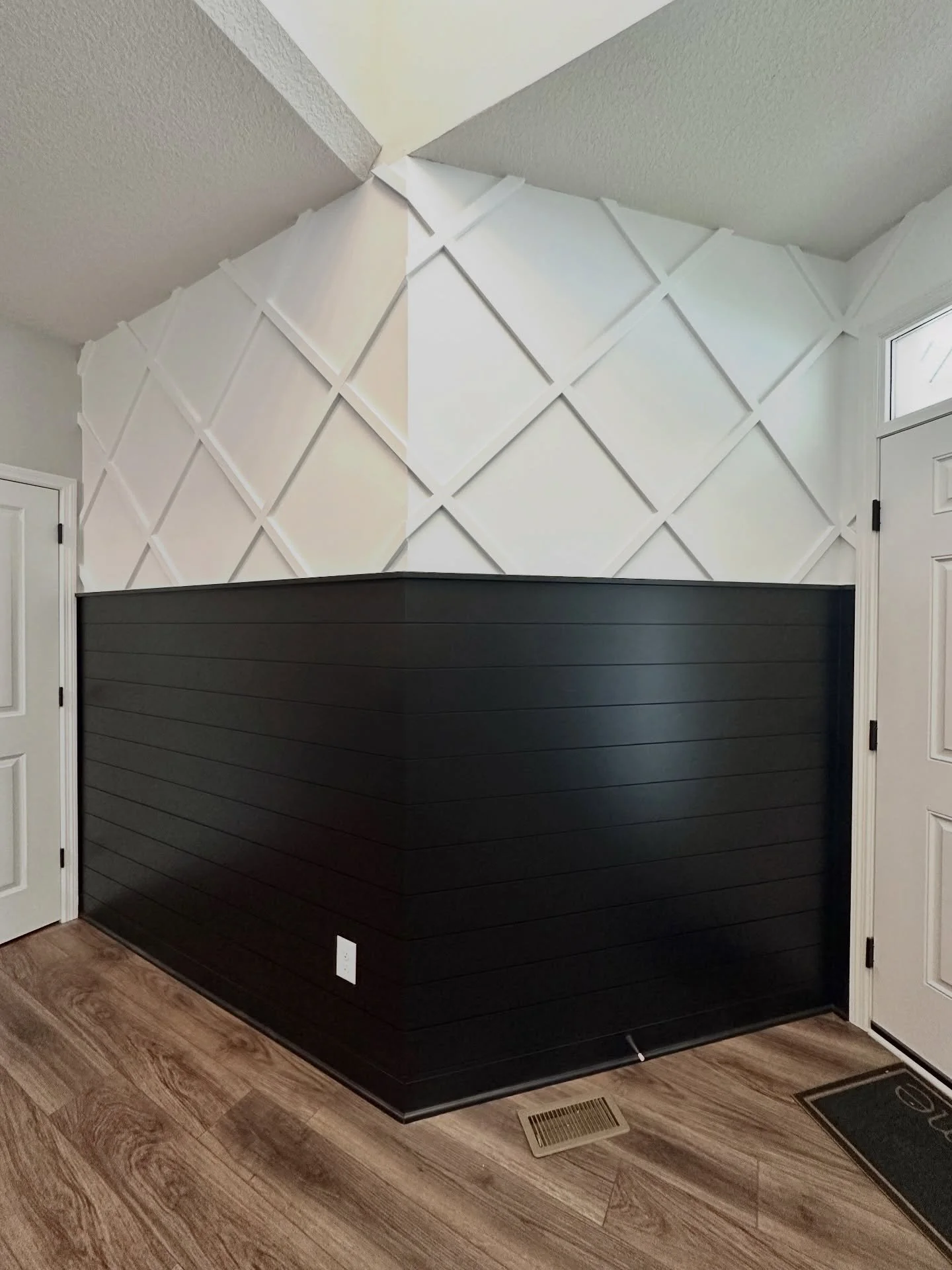 Added a bit of detail to this entryway to elevate the first impression it makes. Want to make your entryway a conversation starter?
&bull;
&bull;
&bull;
#MinneapolisHomes #TwinCitiesDesign #EntrywayInspo #AccentWallDesign #MinneapolisInteriorDesign