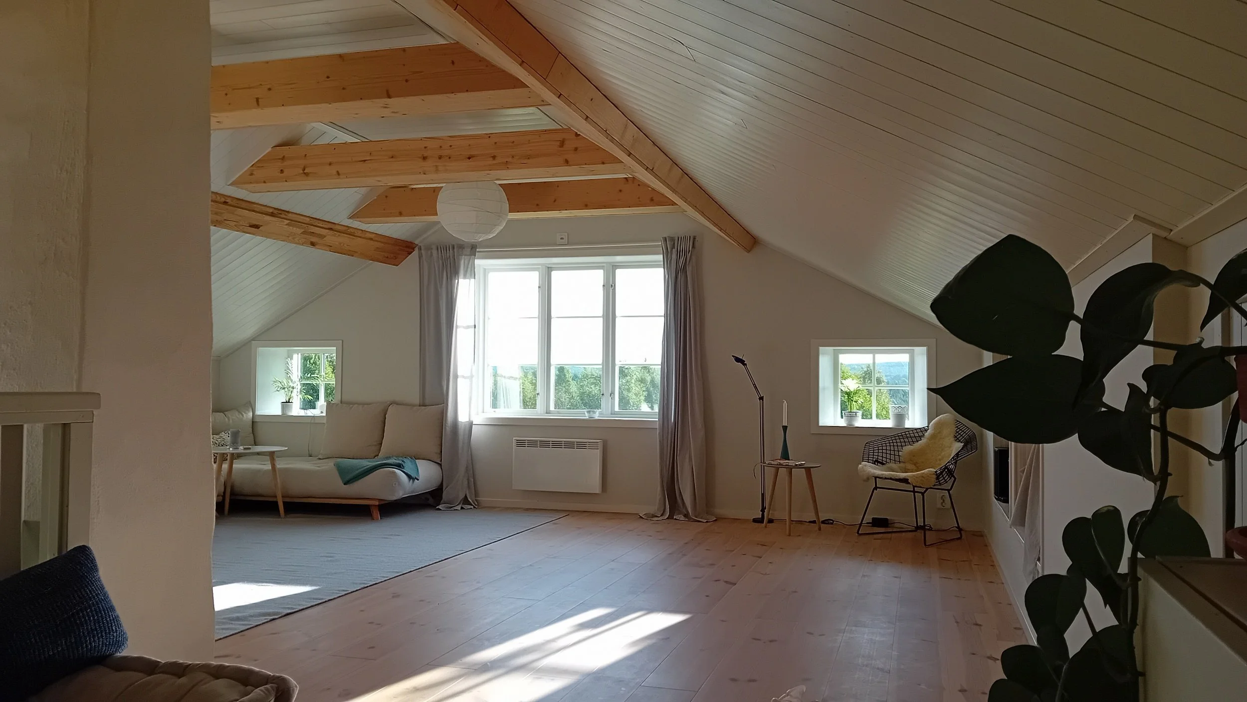 Großzügiger, heller Wohnraum im historischen Bauernhaus in Värmland, Schweden