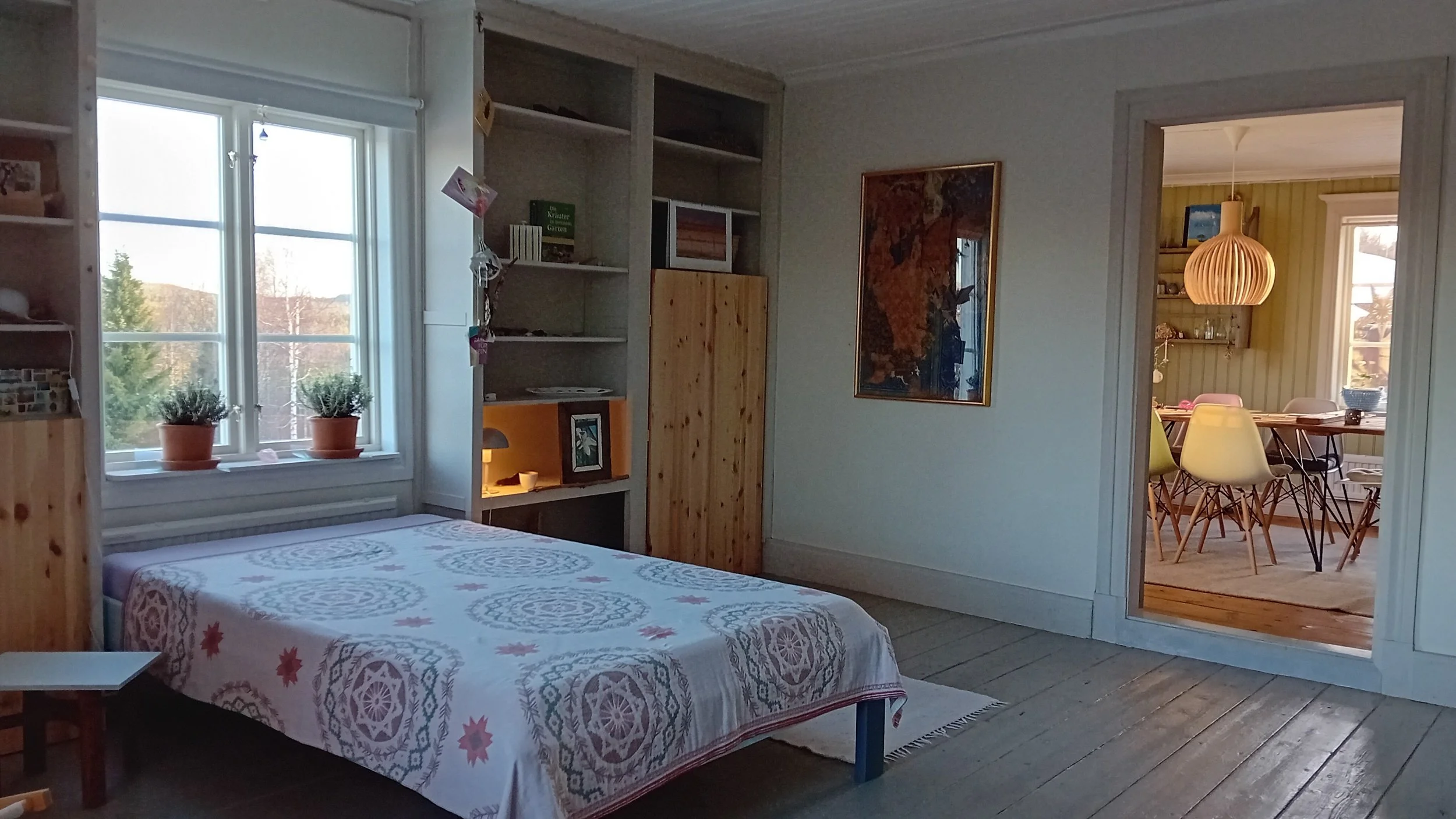 Schlafzimmer mit Doppelbett, Schränken, Blick ins Grüne