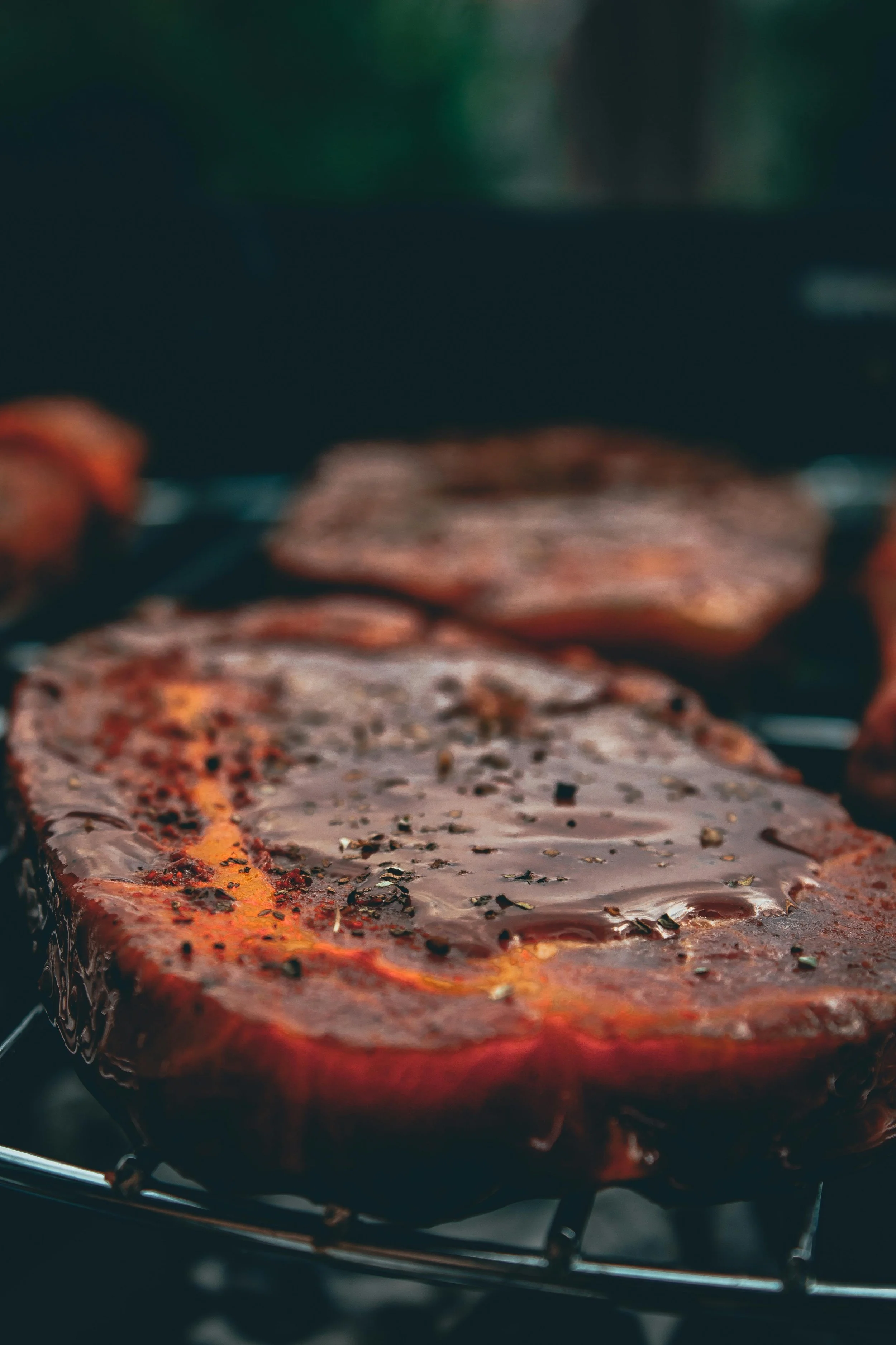 Tranches de gigôt d'agneau mariné