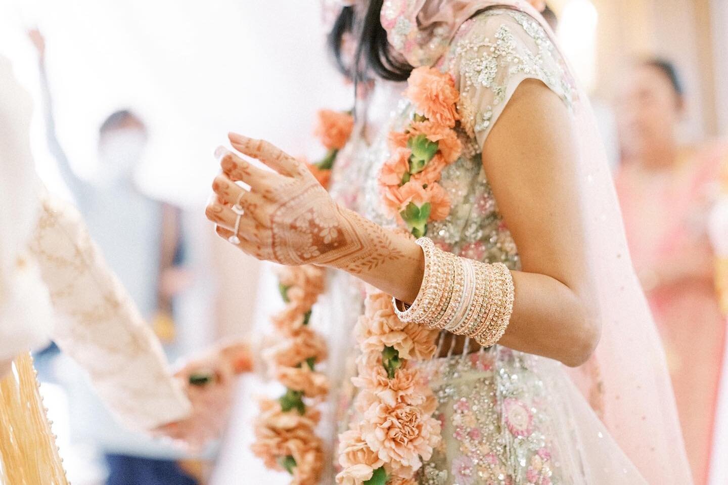 &ldquo;Cute accessories always help bring out an outfit and pull it all together&rdquo; - Coco Chanel 
.
Photo @autumnsilvaphotography 
Florals @1209creative 
Henna @hennazart 
Venue @interconchicago 
Makeup @diemangiebeautyteam