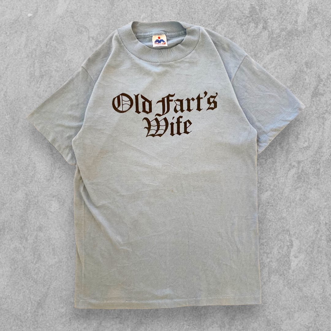 OLD FART 💨

&mdash;

🏷️ Miller&trade;️ tagged M (fits S-M) - Made in USA
🧼 Impeccable vintage condition
🪡 Single Stitch, boxy, mid weighted cotton
💰 Tap in!