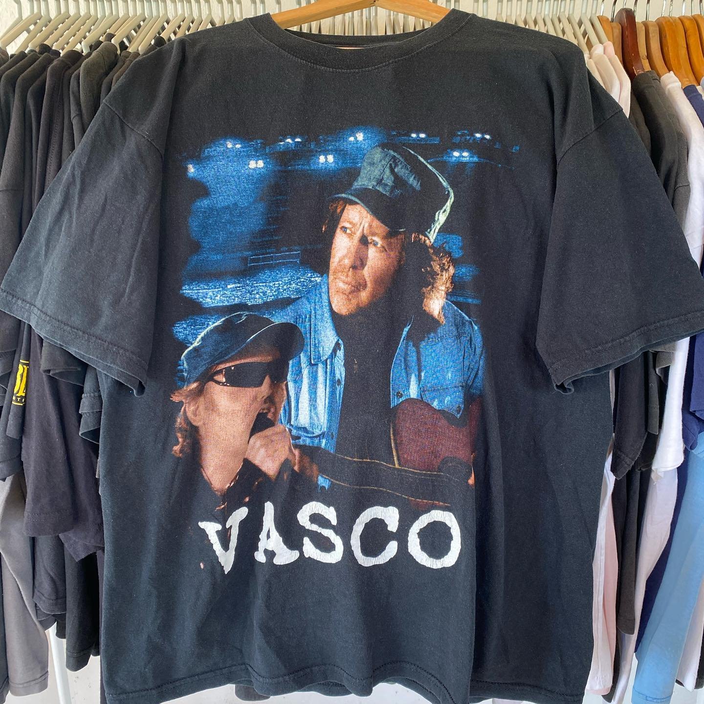 Legendary singer-songwriter Vasco Rossi. The Italian Mick Jagger. The Zocca prodigy. 30 albums, 35 million copies sold, 1000 broken hearts. 🤌🏽 

🏷️ Gildan&trade;️ 2000&rsquo;s XL
🧼 Pristine condition 
🪡 Heavy cotton, boxy fit, tough as nails
💰 