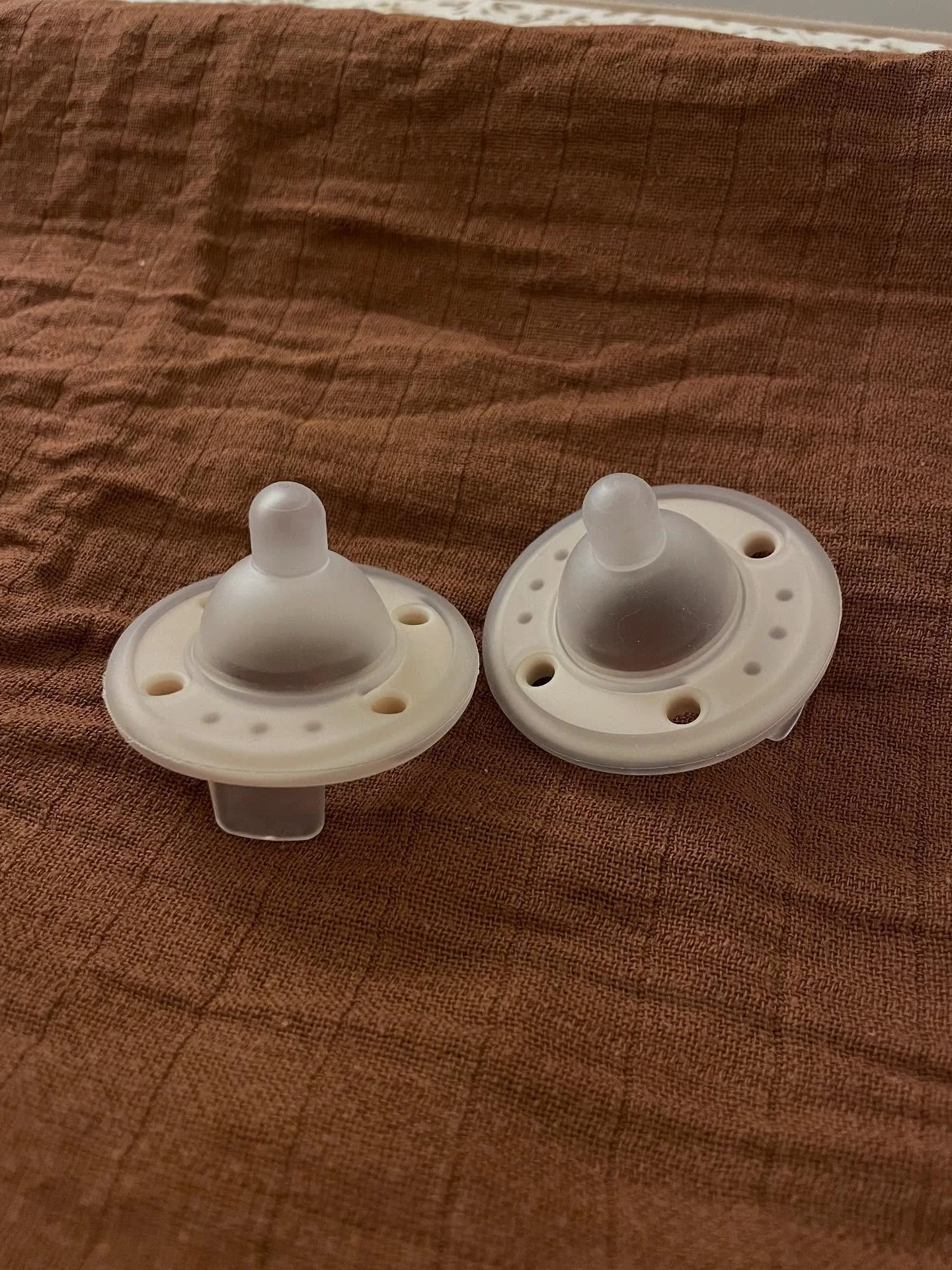 Jeg har f&aring;et s&aring;dan nogle basser her hjem fra USA

&hellip; og jeg gl&aelig;der mig virkelig til at arbejde videre med dem!

Ninni Co-sutten er udviklet til at underst&oslash;tte sutte- og tungemotorik, s&aring; baby l&aelig;rer at bruge t