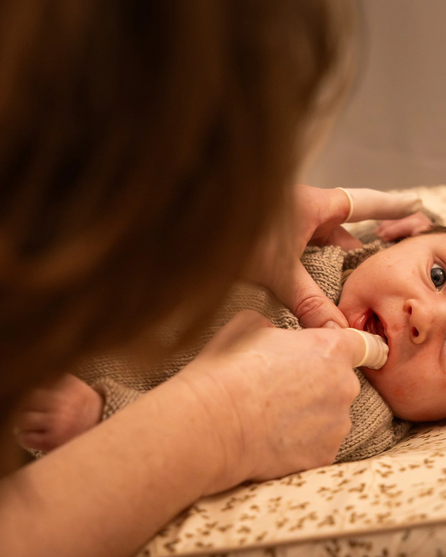 Stramt tungeb&aring;nd ses ikke altid.
Men det m&aelig;rkes.

N&aring;r en baby har sv&aelig;rt ved at spise, finde ro eller sutte effektivt, er tungeb&aring;ndet ofte en del af billedet &ndash; og sj&aelig;ldent hele forklaringen.

Det handler om fu