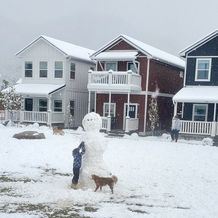The neighborhood kids know how to have fun in this spring snowstorm ❄. Check out this snowman ⛄ they made. It is almost 9 feet tall! 😊

#community #TheFarmatBV #BuenaVista #local #mountainliving #home #family #neighborly #neighbors #smalltownliving 