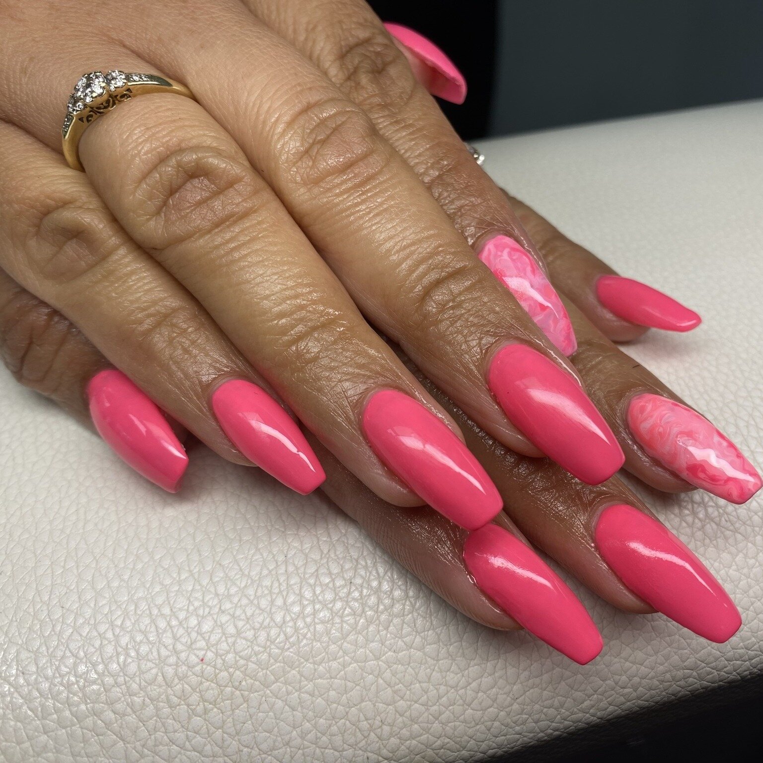 💗Pretty Hot Pink Acrylic Set W/ Marble Design💗

This Set Was Done By Our Technician Tanvi!

Book Your Next Appointment Online At scissorsandrazorssalon.com Or Give Us A Call At 519-804-8845! 

#pinknails #kitchenerwaterloo #waterloo #waterlookitche