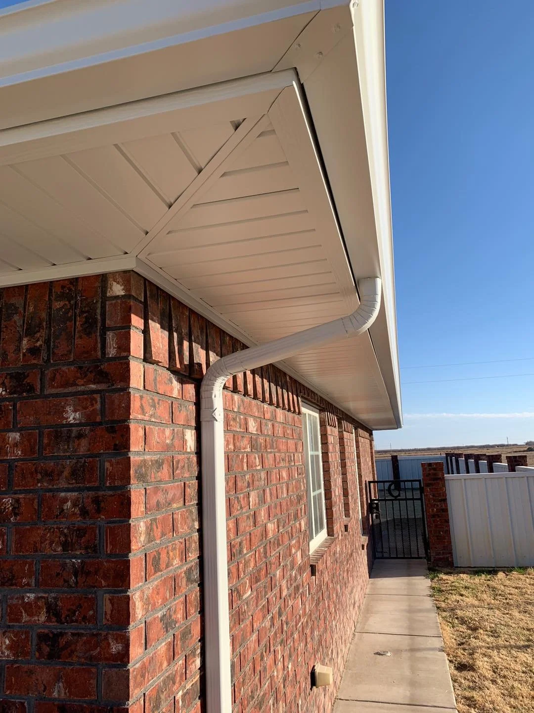 Soffitt_and_Fascia_on_house.jpg