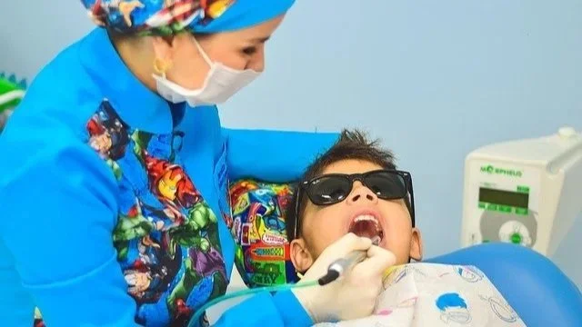 What are the benefits of early pediatric orthodontic treatment?