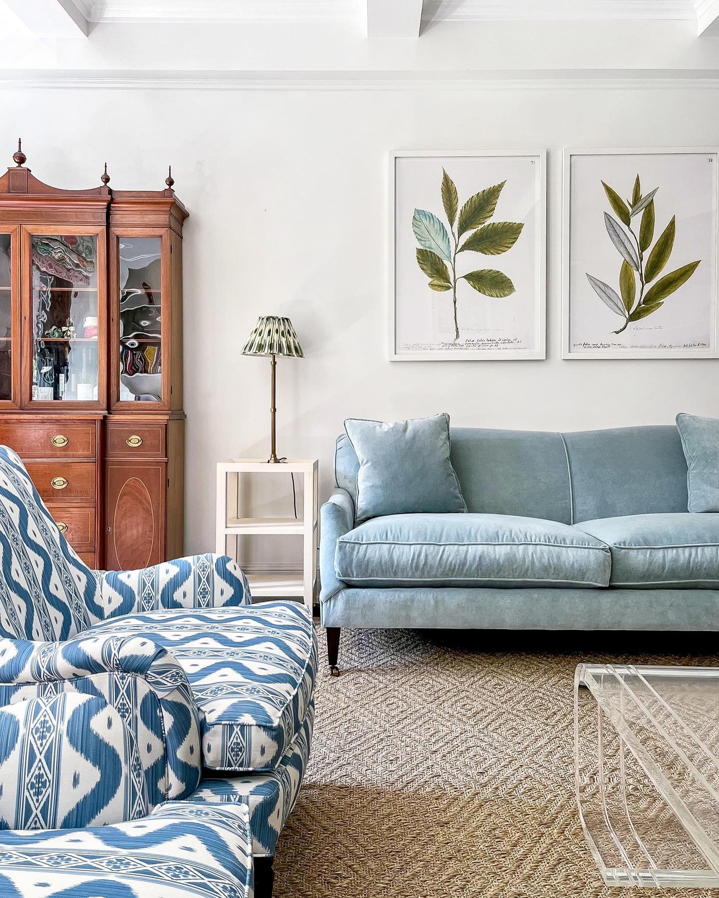 Very happy with these deliveries on our UES project 📦️ custom chairs, vintage lucite coffee table, velvet sofa, grasscloth side tables, botanical art and the cutest ikat lamps. Vintage china cabinet is the client's. All about the mix 🤍💙💚
⁠
⁠
#int