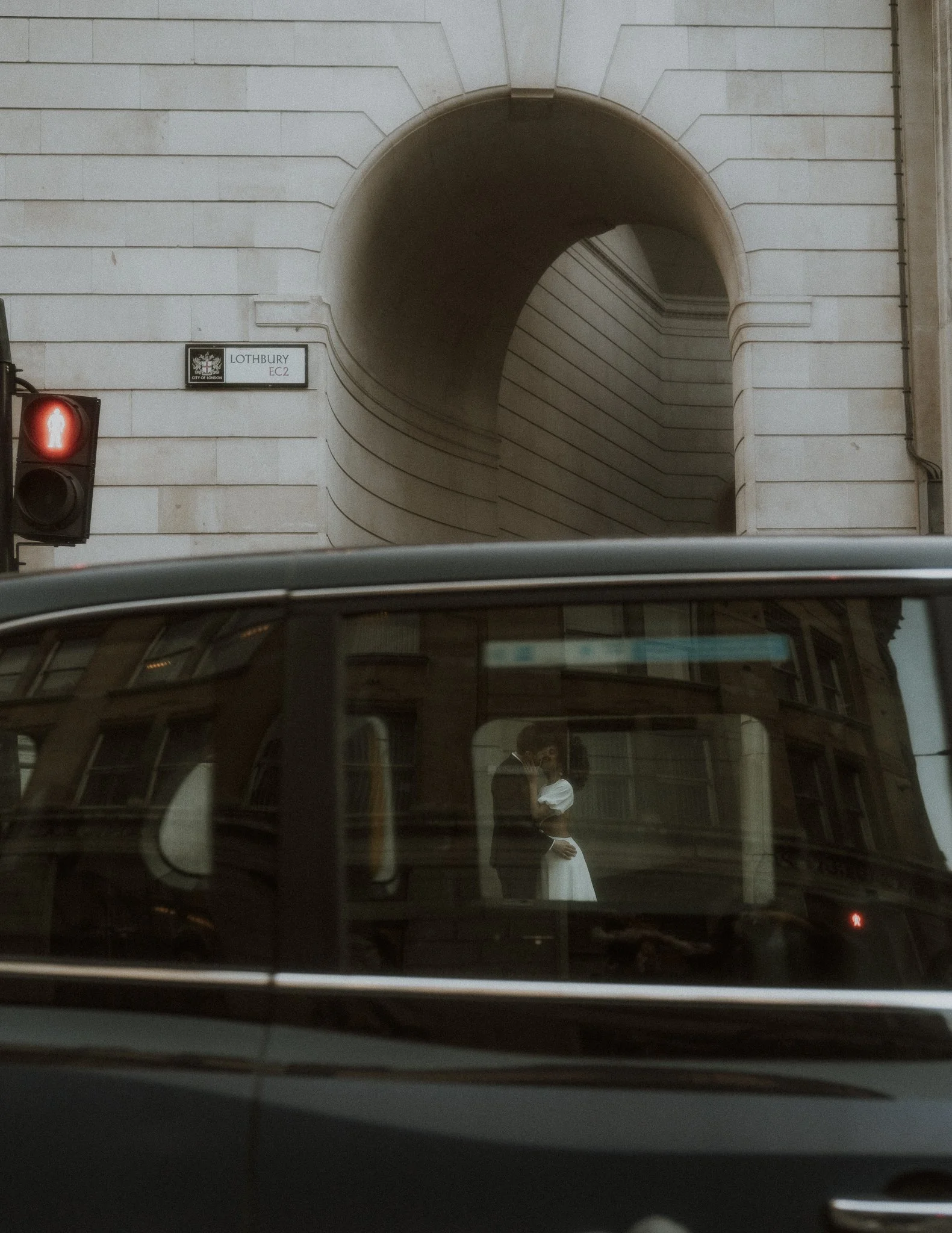 Kent wedding photographer captures couple kissing through car window in London black cab