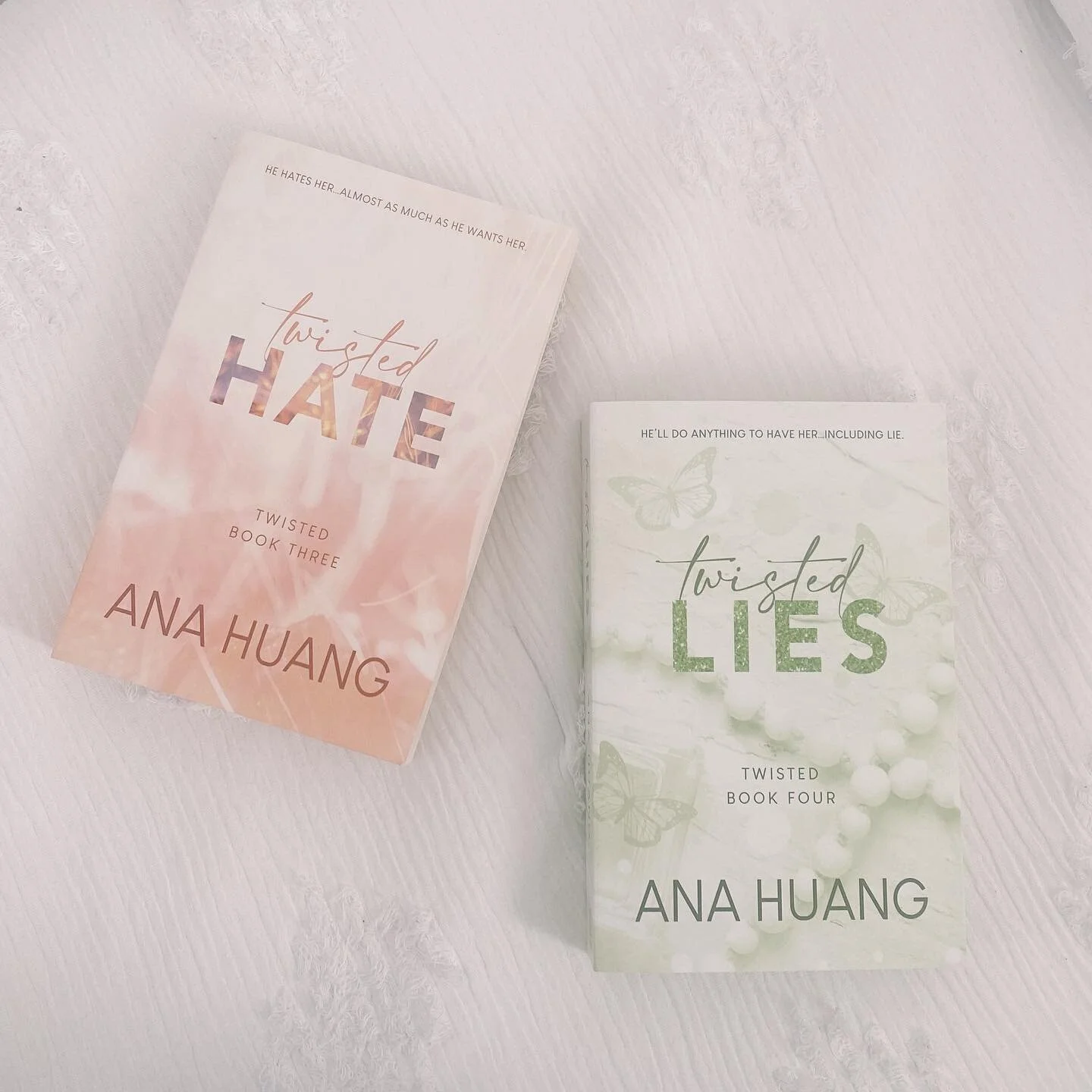 Current + next reads🤍 
Planning on finishing the Twisted series before I jump into more holiday reads!
What is everyone currently reading?💭