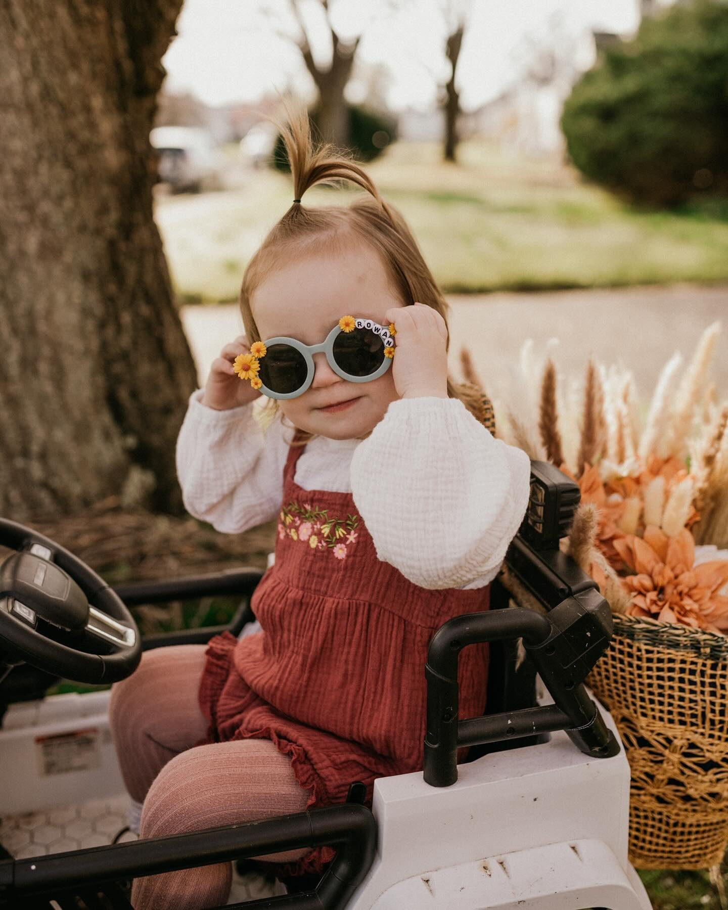 Recreated another shot earlier this week. Ara took a ride in the jeep with a bag of tulips on the back. Switched it up a little for Rowan this time round. ❤️☀️

⁺₊⋆ ☾⋆⁺₊⋆
.⁣
.⁣
.⁣
#childrenphotos #smile #instakids #childrenphotooftheday #childrenphot