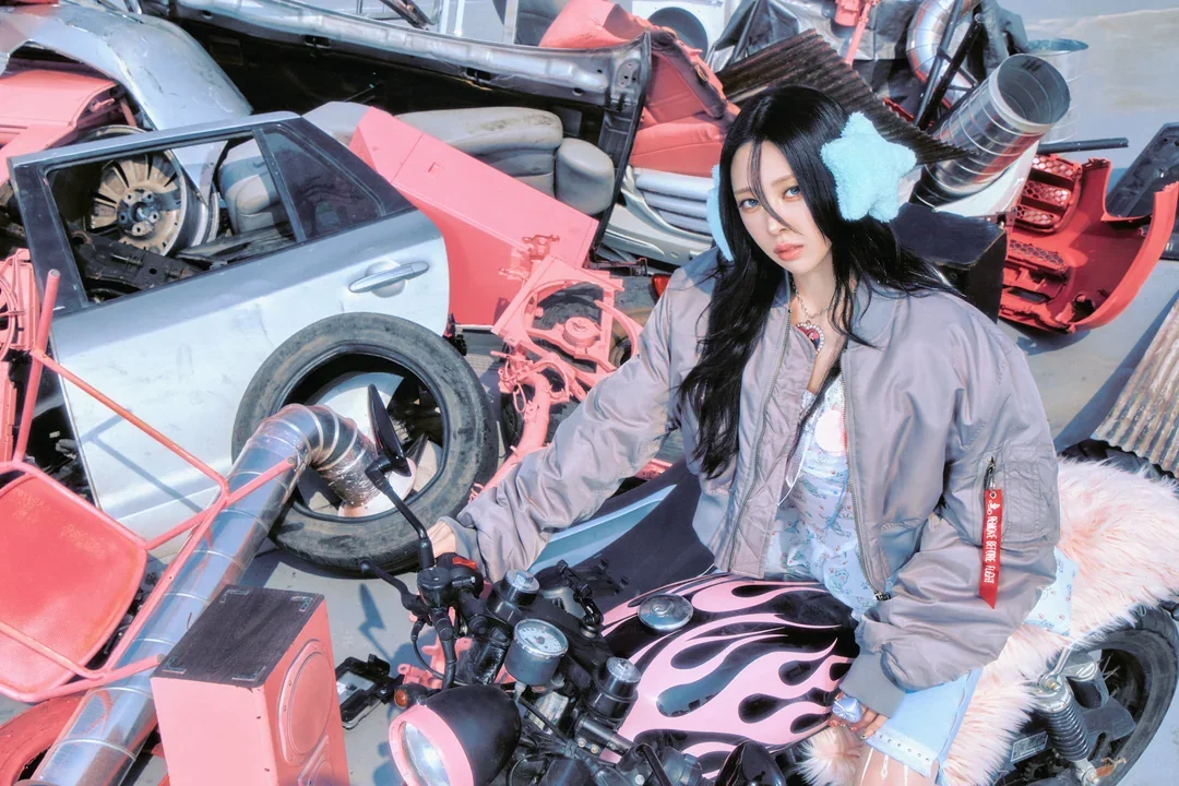 heart-of-woman-1st-album-heart-byte-legacy-concept-photo-달라-v0-xi53c8qqem8h1.webp