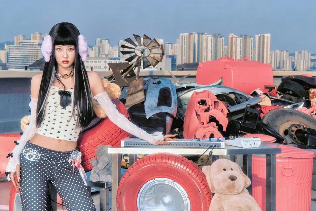 heart-of-woman-1st-album-heart-byte-legacy-concept-photo-달라-v0-hwhn0j8lem8h1.webp