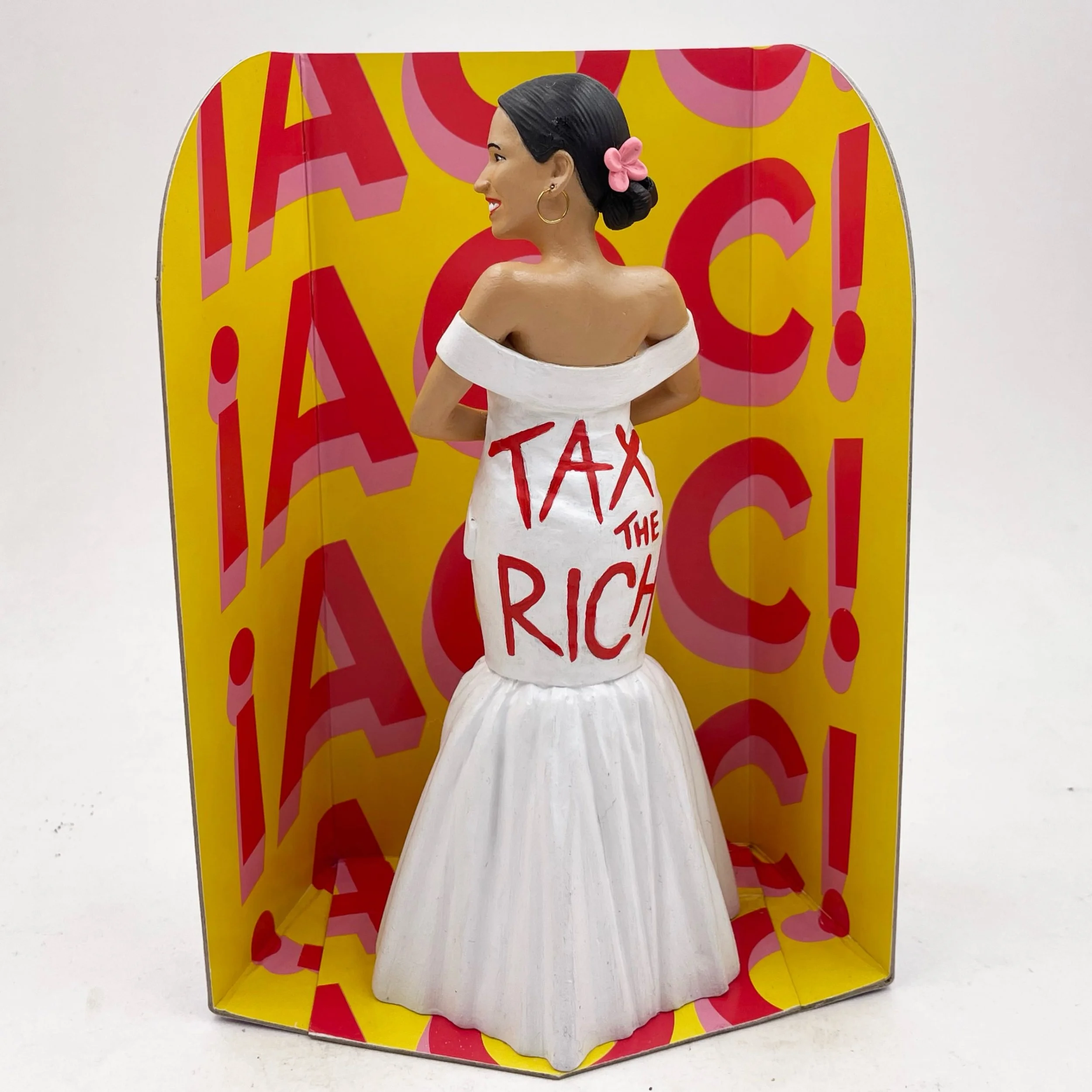 blasted open the #AOC package @fctry to add as a kind of backdrop, turned out with a sweet kind of fashion shoot-y feel. 

This was the first custom piece I sculpted for a new client who&rsquo;s hired me to sculpt a much larger series of new pieces. 