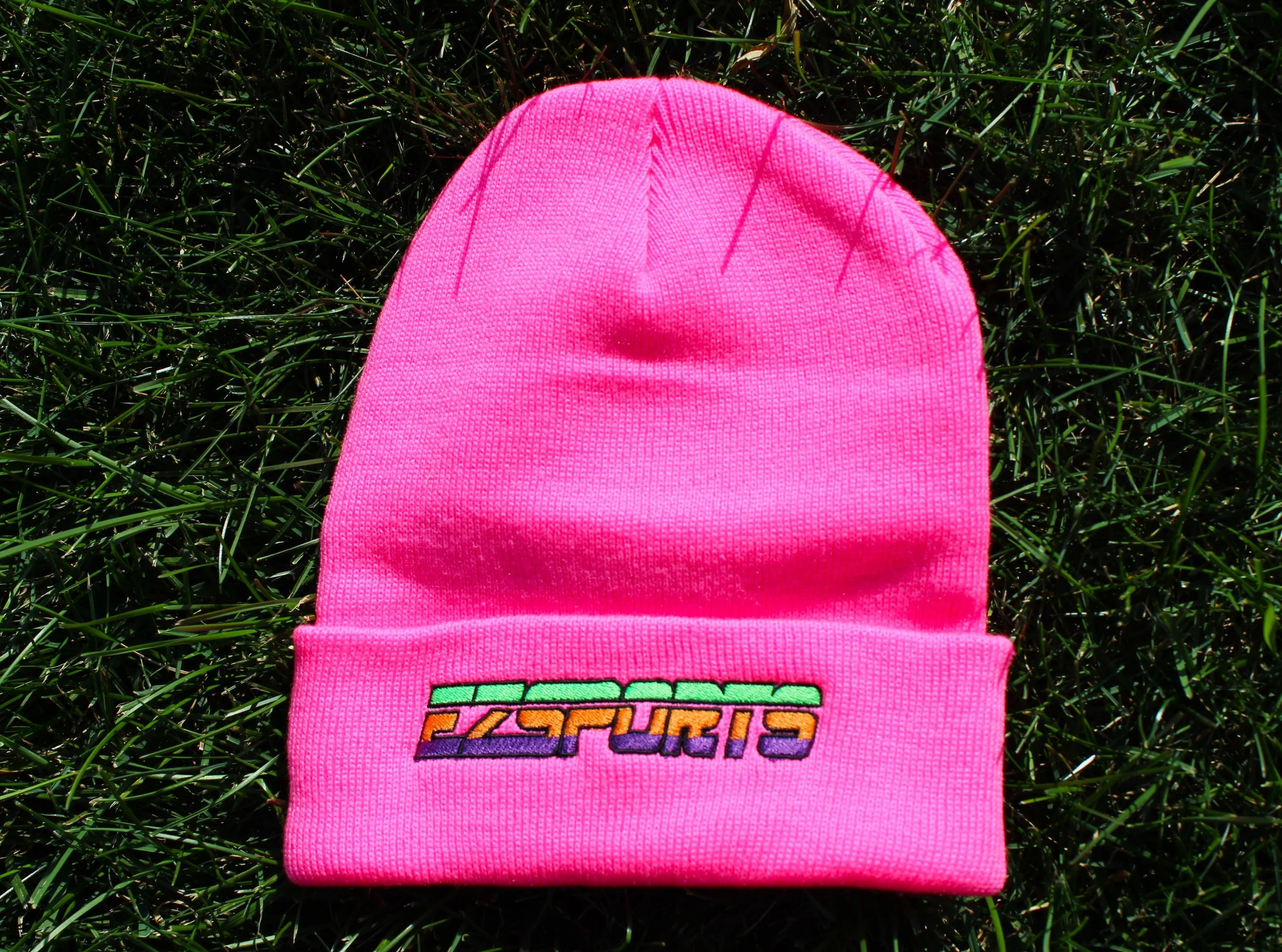 beanie_darkpink-grass.JPG
