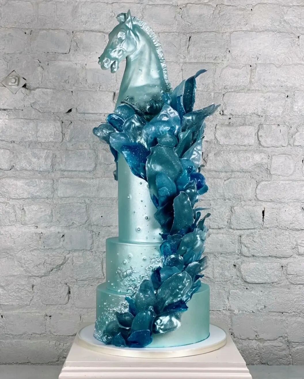 We'd love the chance to create more extravagant cakes like this! We were given the challenge of combining an equestrian + water theme and ran with it!
⠀
Decorator: Amanda