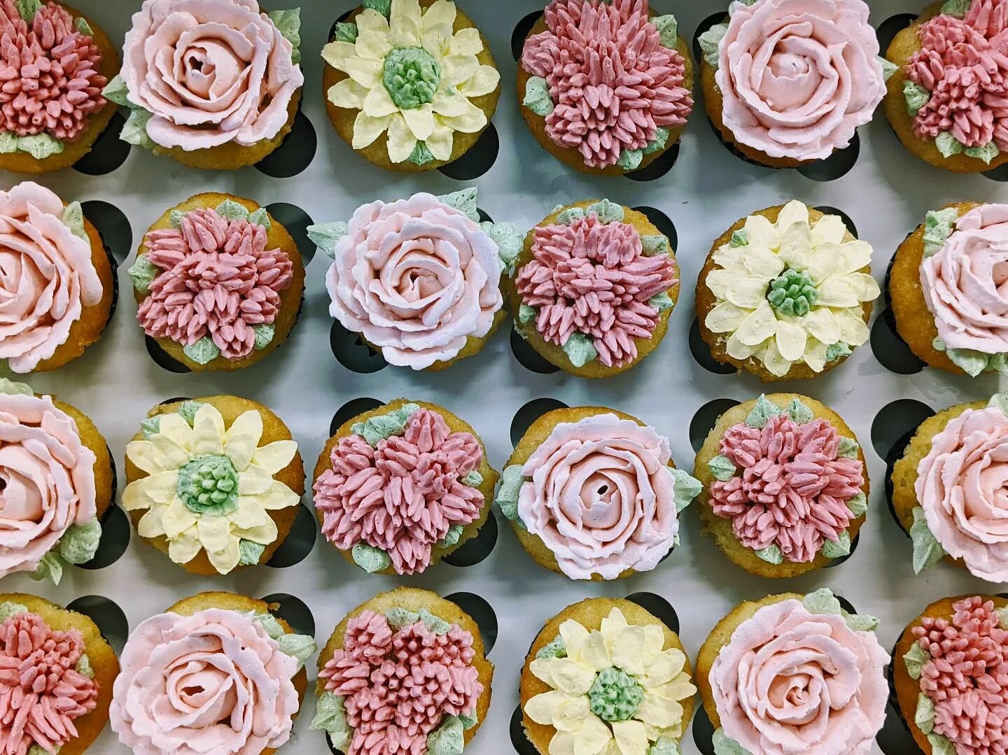 Buttercream flower frosted cupcakes!
⠀
Decorator: @marj.jpg