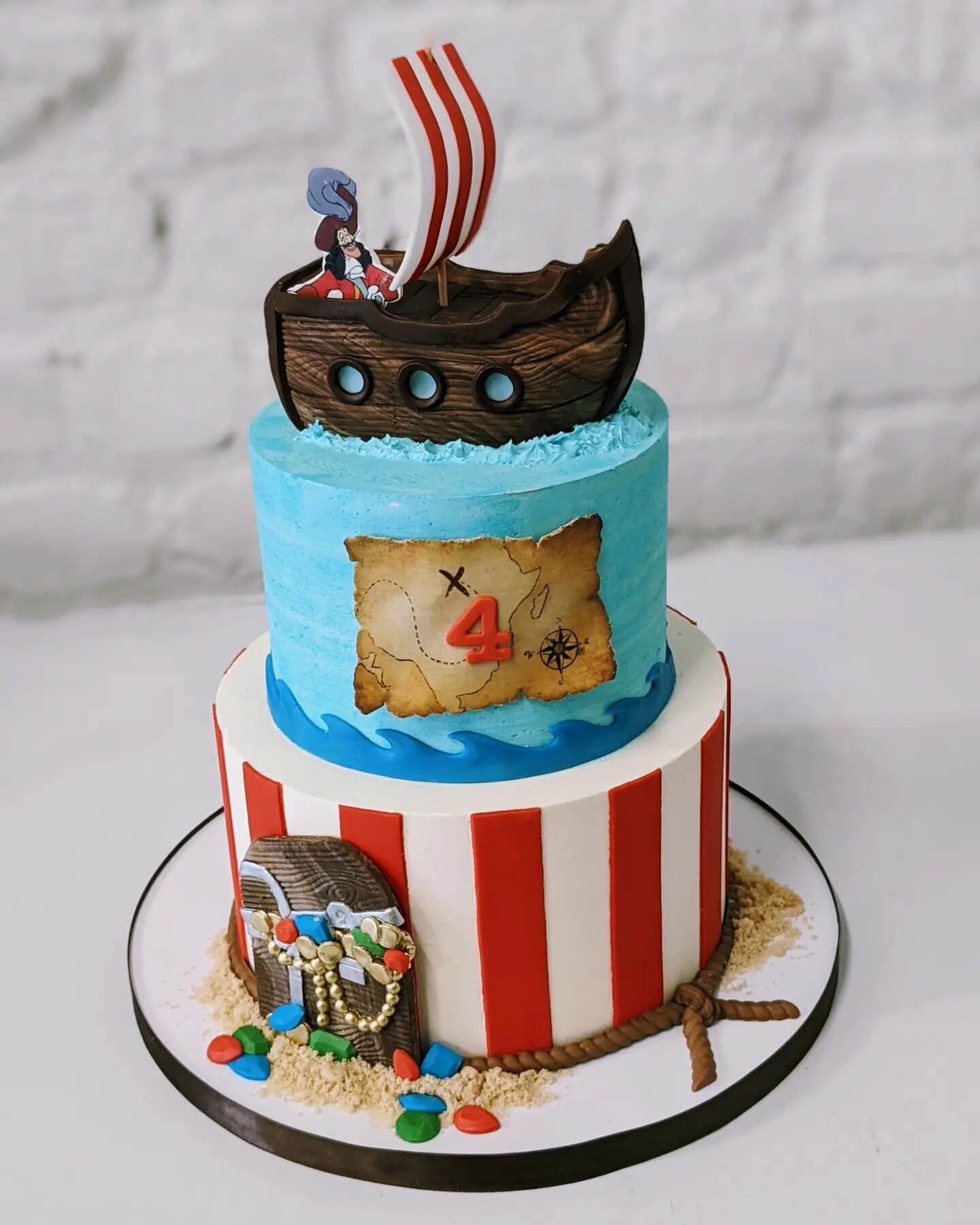 Shiver me timbers! Cute 4th birthday cake with an edible 3D pirate ship topper!
⠀
Decorator: @marj.jpg