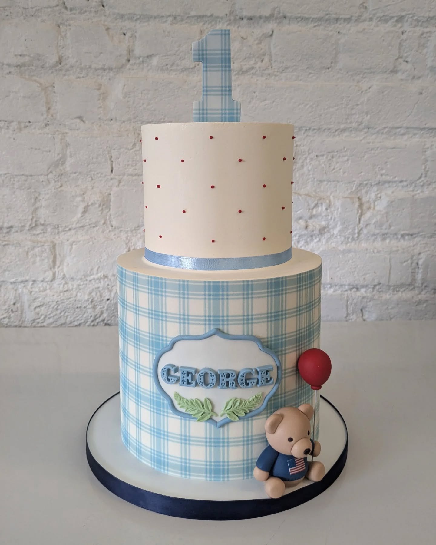 Ralph Lauren-inspired 1st birthday cake with dusty blue tartan print &amp; edible Polo Bear!

⠀

⠀

⠀

⠀

⠀

⠀

⠀

⠀

⠀

⠀

#poloralphlaurencake #polobearralphlauren #polobearbyralphlauren #ralphlaurencake #teddybearcake #teddybearcakes #teddybearcak