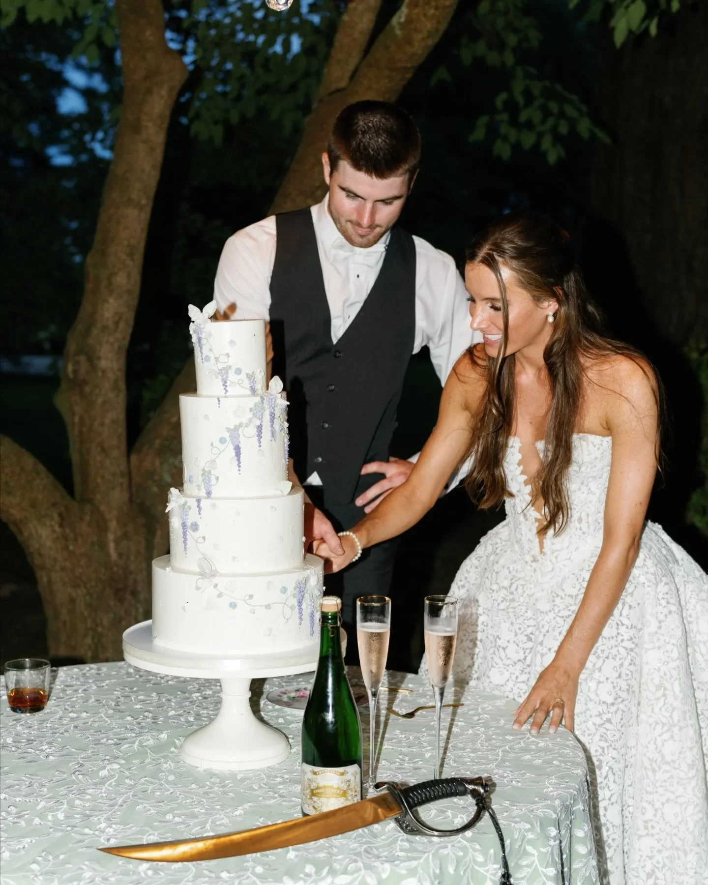 As always, we love seeing the joy cake can bring to our clients' faces!
⠀

⠀

⠀

⠀

⠀

⠀

⠀

⠀

⠀

⠀

#richmondwedding #richmondweddings #rvawedding #rvaweddings #rvaweddingcake #rvaweddingcakes #richmondvawedding #richmondvaweddings #rvacake #rvacak