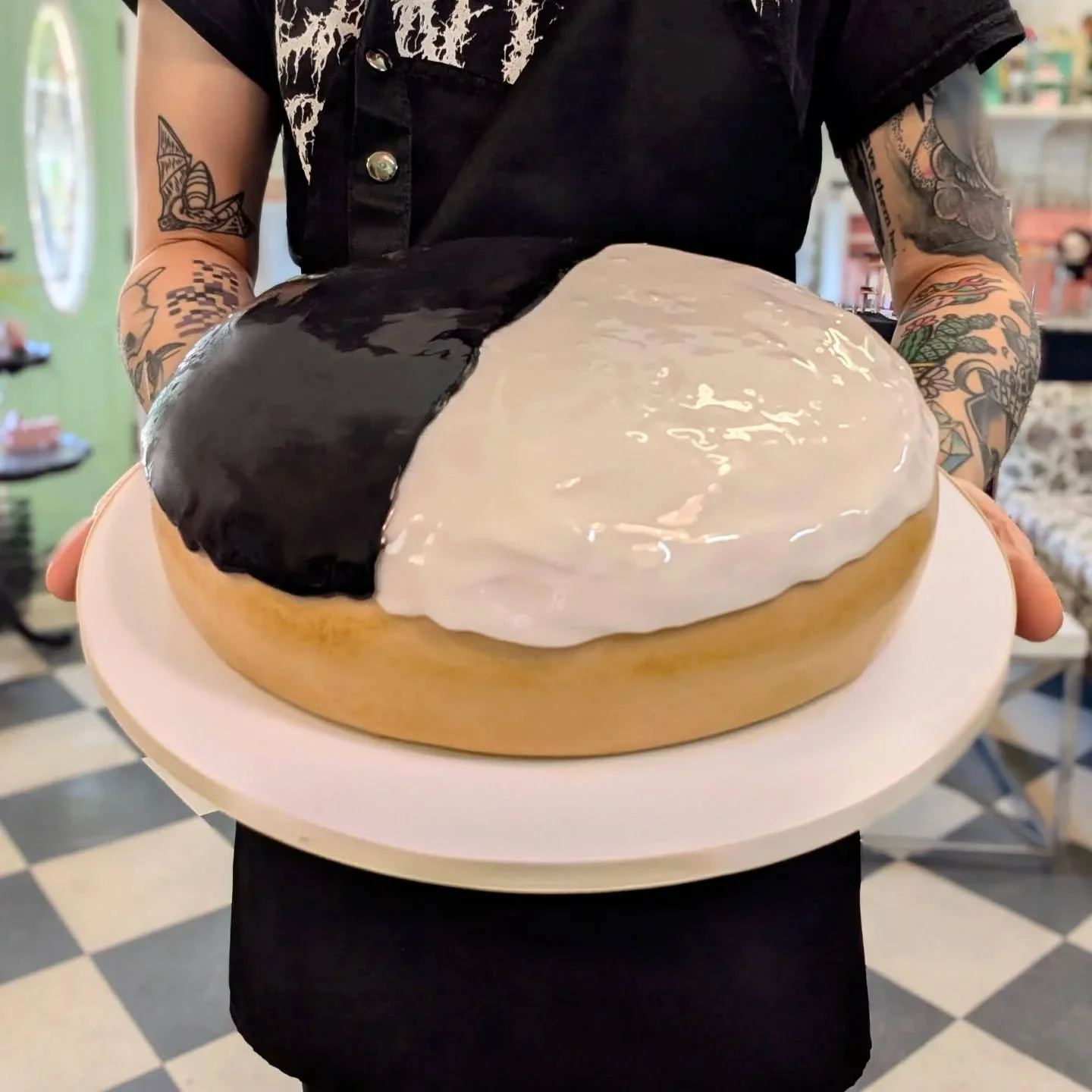 Cake carved into a jumbo black + white cookie, glazed with the actual cookie icing on top!
⠀

⠀

⠀

⠀

⠀

⠀

⠀

⠀

⠀

⠀

#blackandwhitecookie #blackandwhitecookies #blackandwhitecookiecake #halfmooncookie #halfmooncookies #cookiecakes #cookiecakedesi