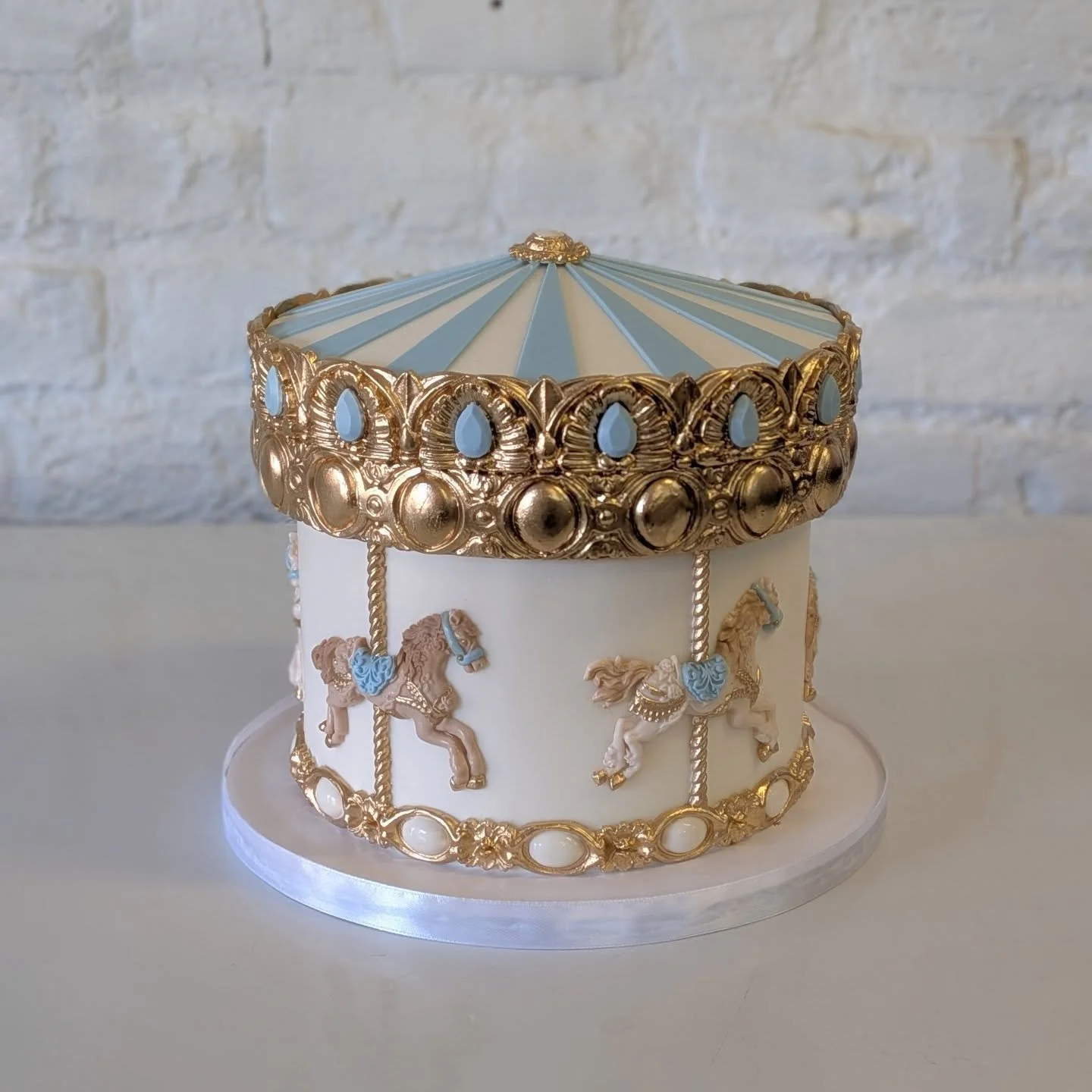 An elegant &amp; adorable carousel cake for a baby shower! 🎠
⠀

⠀

⠀

⠀

⠀

⠀

⠀

⠀

⠀

⠀

⠀

⠀

⠀

⠀

⠀

⠀

⠀

⠀

⠀

⠀

⠀

⠀

⠀

⠀

#carouselcake #carouselcakes #carouselcaketopper #carouselthemecake #carouselbirthdaycake #carouselbirthdayparty #ca