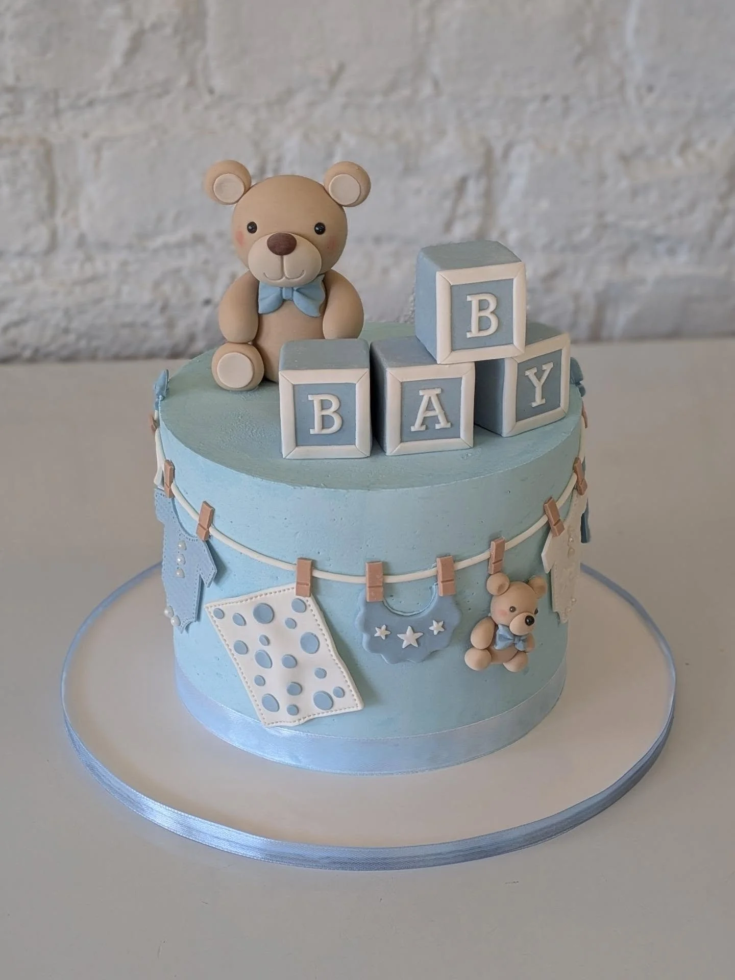 Adorable little teddy bear cake for a baby boy!
⠀

⠀

⠀

⠀

⠀

⠀

⠀

⠀

⠀

⠀

#bearcake🐻 #bearcaketopper #bearbirthdaycake #bearthemecake #bearthemedcake #bearbabyshowercake #babybearcake #teddybearcake #teddybearcakes #teddybearcaketopper #teddybea