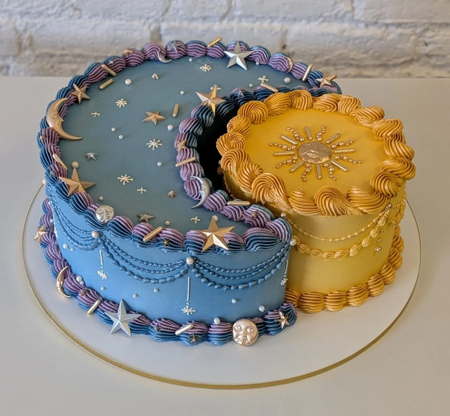 Non-traditional &quot;sun to my moon&quot; wedding cake! ☀️🌙
⠀

⠀

⠀

⠀

⠀

⠀

⠀

⠀

⠀

⠀

#richmondwedding #richmondweddings #rvawedding #rvaweddings #rvaweddingcake #rvaweddingcakes #richmondvawedding #richmondvaweddings #rvacake #rvacakes #rvacus