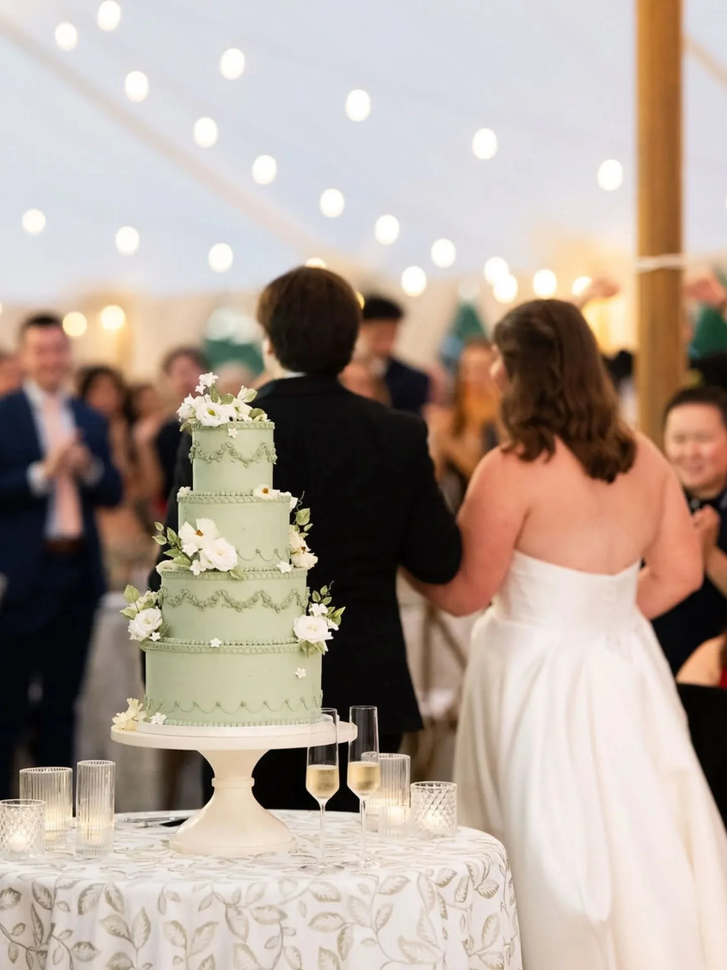 The cake we created for Anna &amp; Joey's big day, beautifully captured by @cramerphoto!
⠀
⠀
/ Planning &amp; design @forloveoflove&nbsp;
/ Photographer @cramerphoto
/ Catering @groovingourmets
/ Florist @monarchflower.farm
/ Hair &amp; makeup @emily