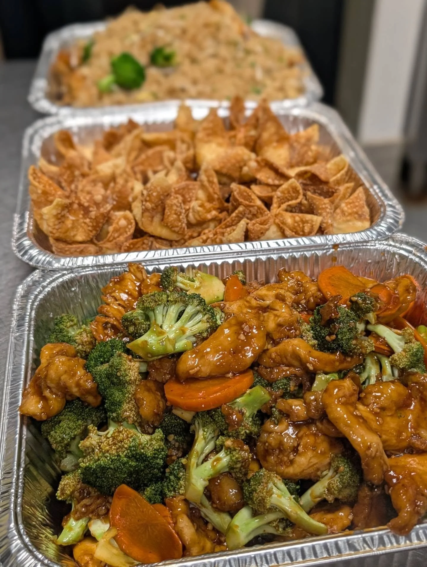 Don't want to cook tomorrow? Its not too late to  put in a catering order! 

Pictured here: 
(1) Small tray of Chicken and Broccoli 
(1) Small tray of Combo Hat Fried Rice 
(25) Crab Rangoons 
Enough food for around 10-12 people! 

📍The Rice Hat 
17