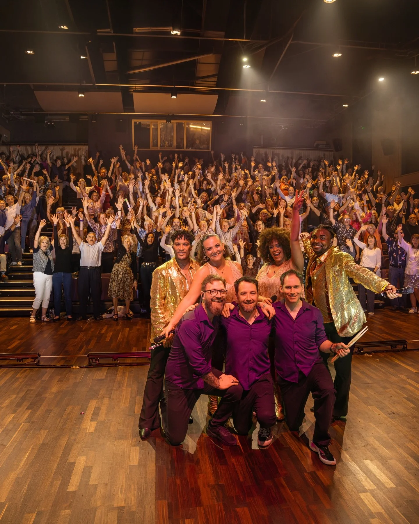 Ahh&hellip;Chipping Campden! Once again, you all definitely know how to FREAK OUT! 🕺🏼🪩

Thank you to all the disco divas that boogied with us tonight at @cidermilltheatre WHAT A PARTY! 🎉