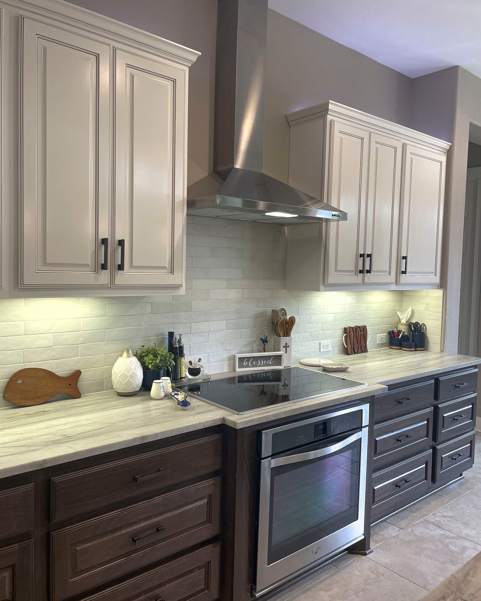 Warm transitional style kitchens are our FAVORITE🤩
-
-
What do you think of this kitchen remodel?

#leandertx #grtxremodeling #ATXinteriordesign #atxhome #atxhomes #kitchenremodeling #atxremodel #txhomes #kitchengoals #kitcheninspo #transitionaldesi