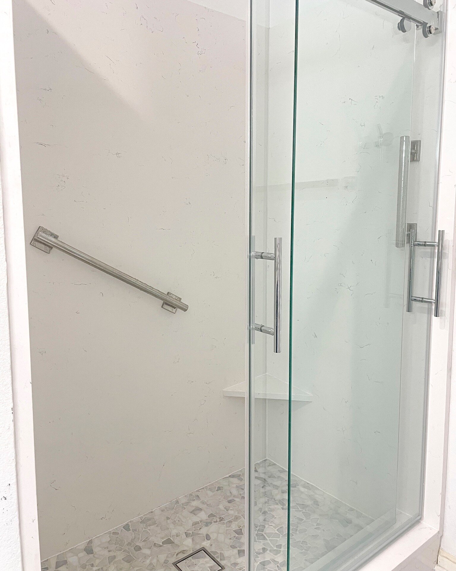 Our latest Georgetown bathroom remodel🤍
-
-
Bianco Fumo shower walls and tiled zero-threshold flooring to complete our happy customers dream project!
Want something similar? Go to www.grtxremodeling.com to schedule
#grtxremodeling #ATXinteriordesign