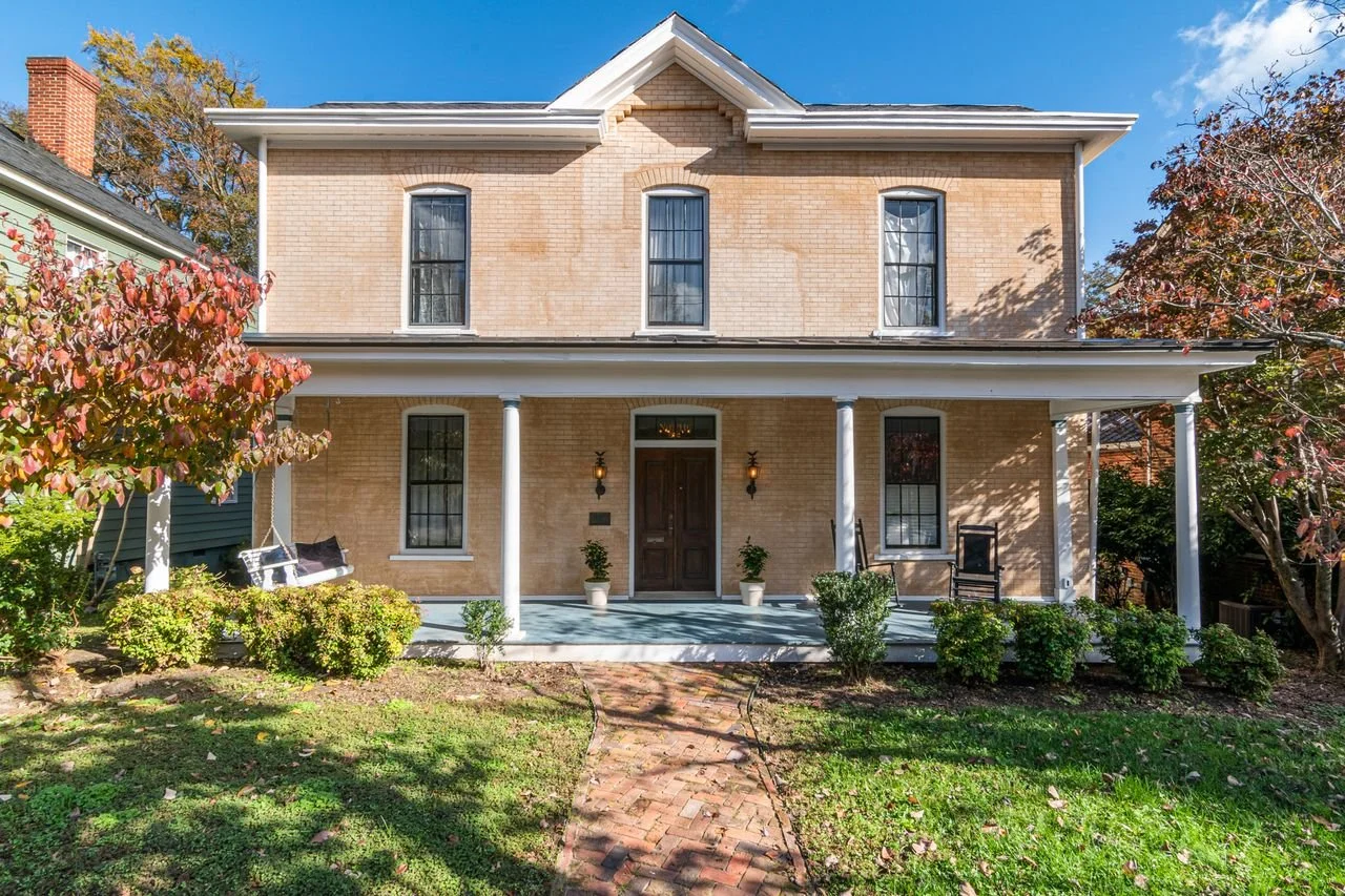 Two-storey house for sale in Redding, CA